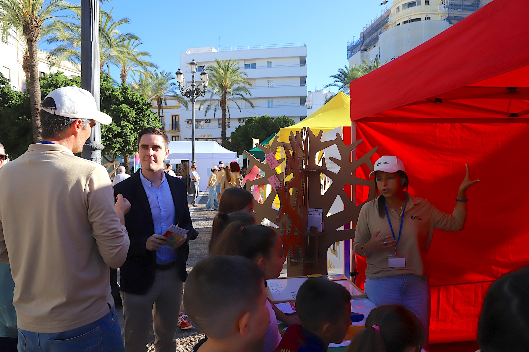 Jaime Espinar visita los stand de la actividad 'La Plaza del Clima'