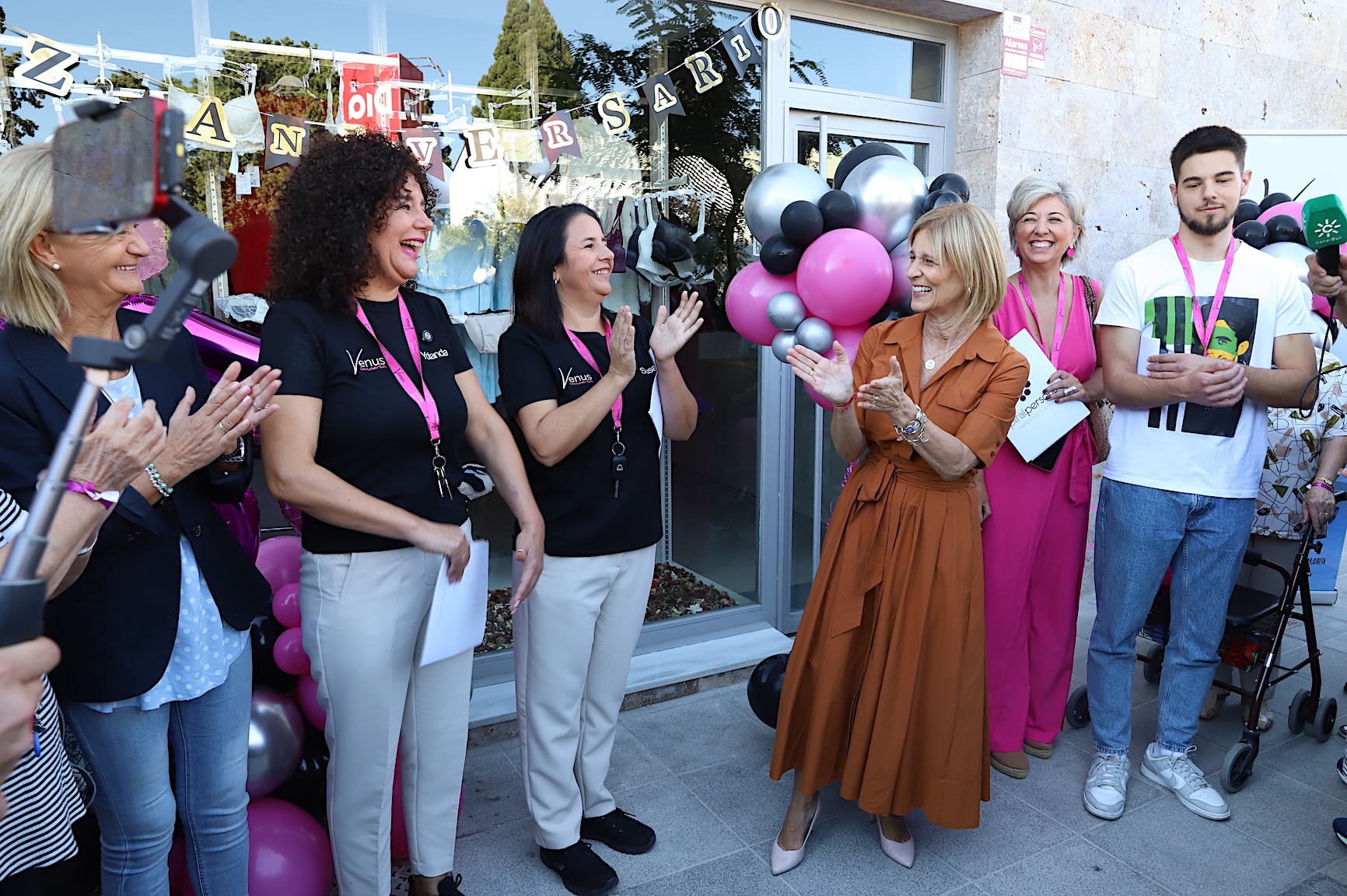 La alcaldesa asiste a la inauguración de la tienda Venus