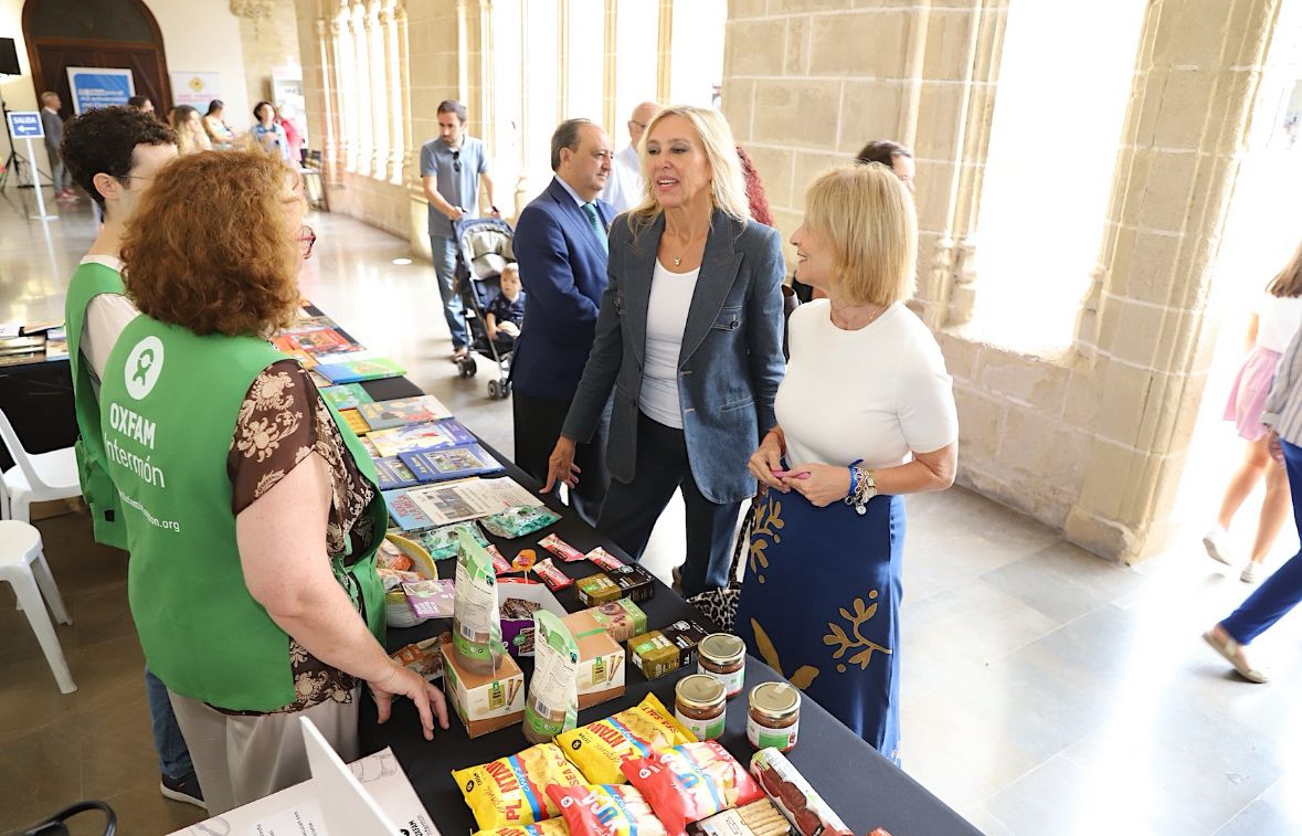 La alcaldesa ha destacado el éxito de esta edición de la Feria del Libro