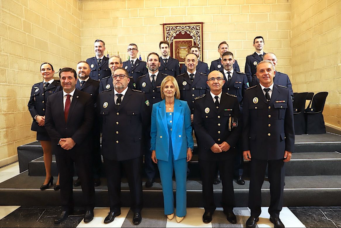 La alcaldesa preside el acto de reconocimiento a los mandos de la Policía Local