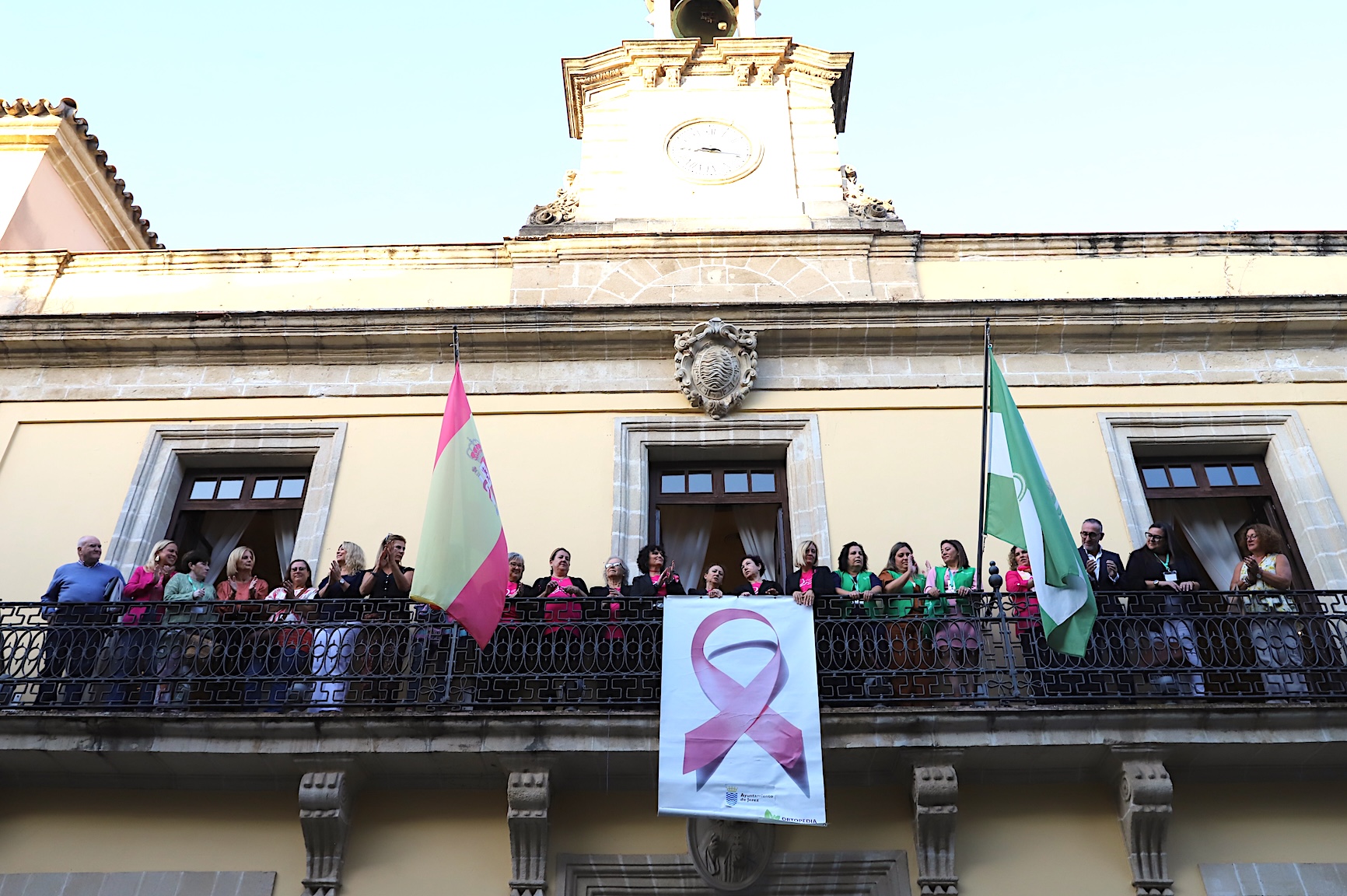 La alcaldesa preside la colocación del lazo rosa en el Ayuntamiento