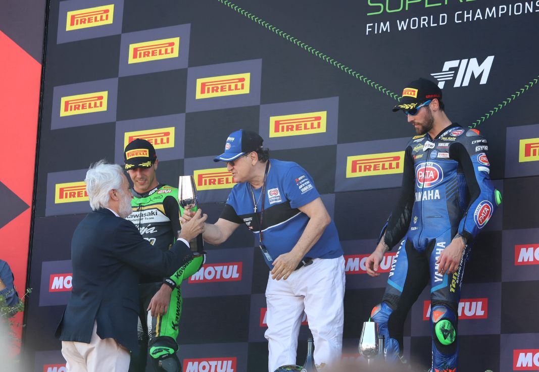 Agustín Muñoz entrega los premios de las pruebas de Superbike celebradas en el Circuito