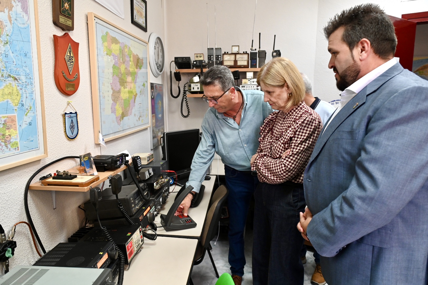 La alcaldesa mantiene un encuentro con la Asociación de Radioaficionados