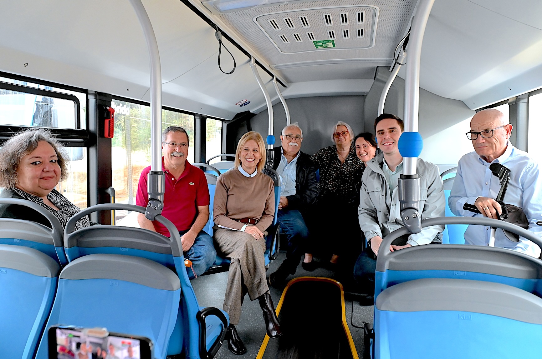 La alcaldesa visita junto al Comité Ciudadano los nuevos autobuses