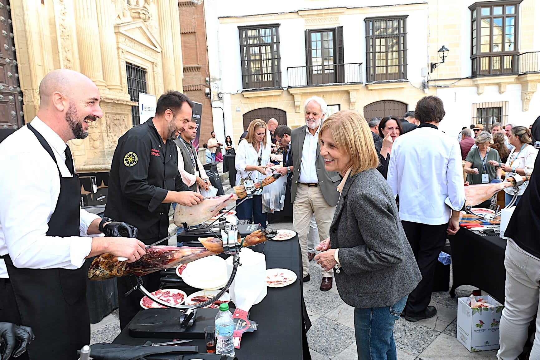 La alcaldesa asiste al IV encuentro de cortadores de jamón solidarios