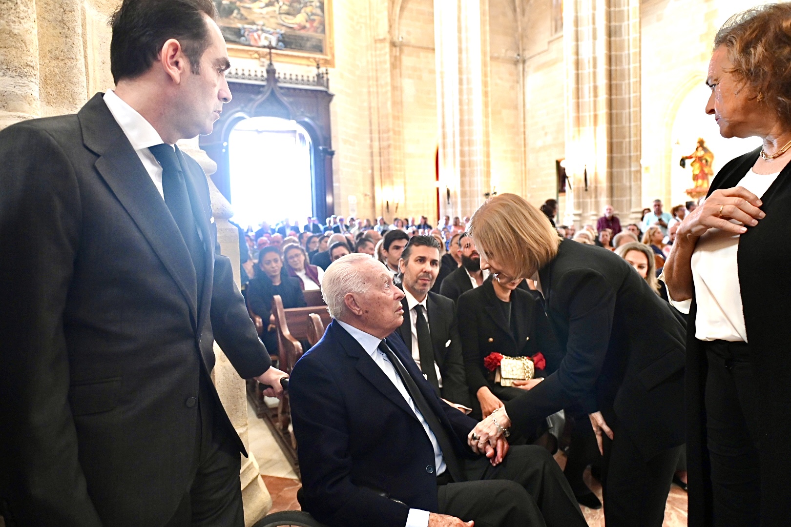 La alcaldesa asiste a la capilla ardiente y el funeral de Rafael de Paula