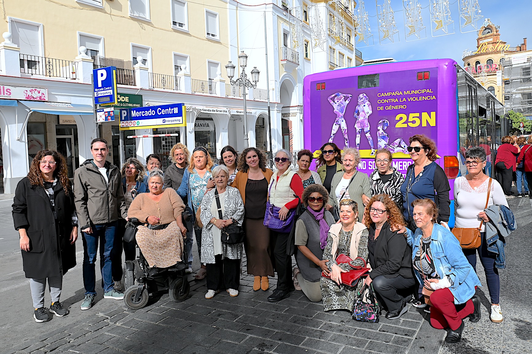 Los autobuses urbanos llevarán la campaña del 25N por toda la ciudad