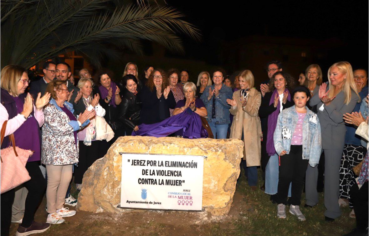 Alcaldesa inaugura el monolito y la iluminación del Minotauro