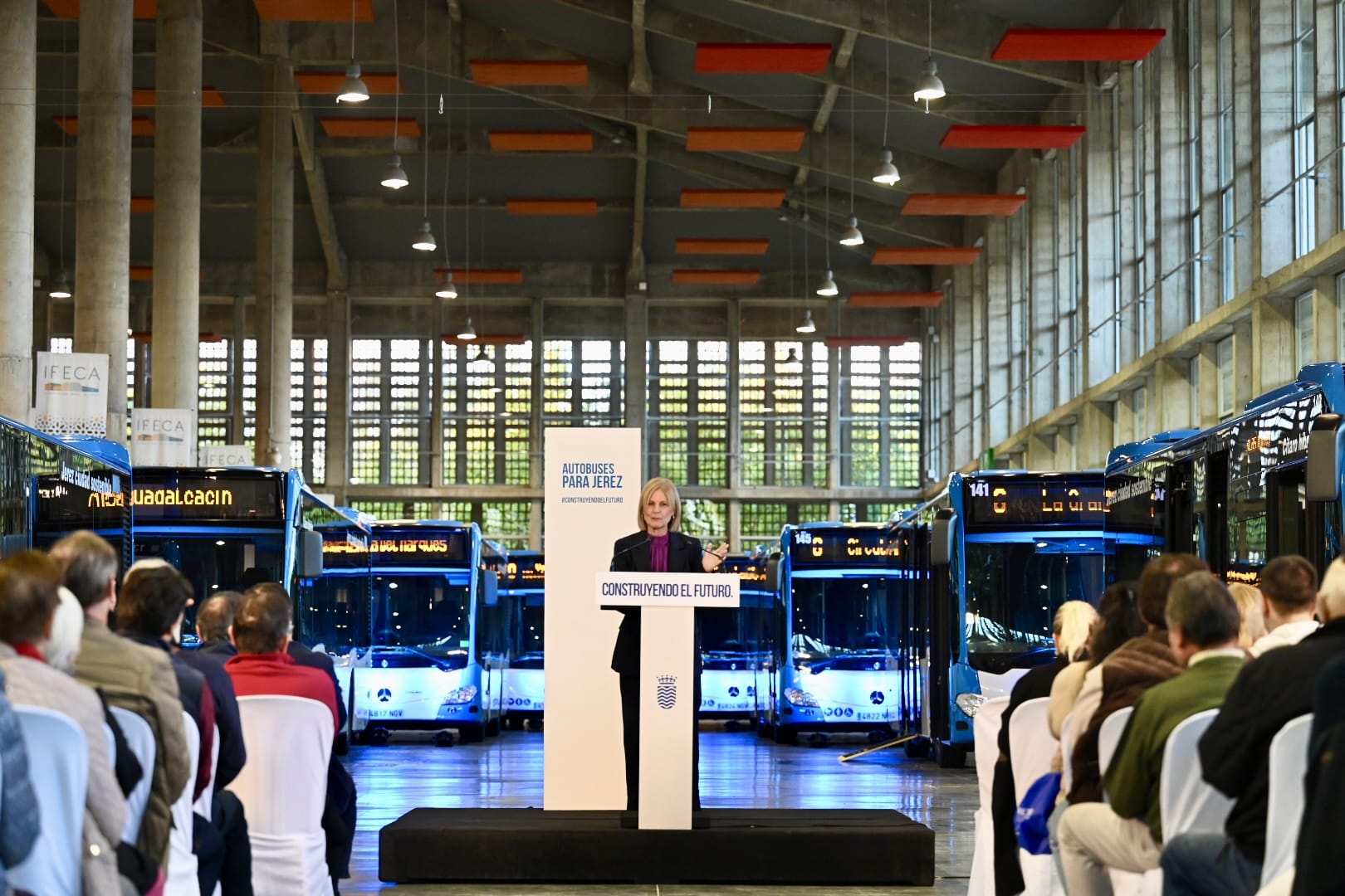 La alcaldesa presenta los nuevos autobuses de la zona urbana y rural