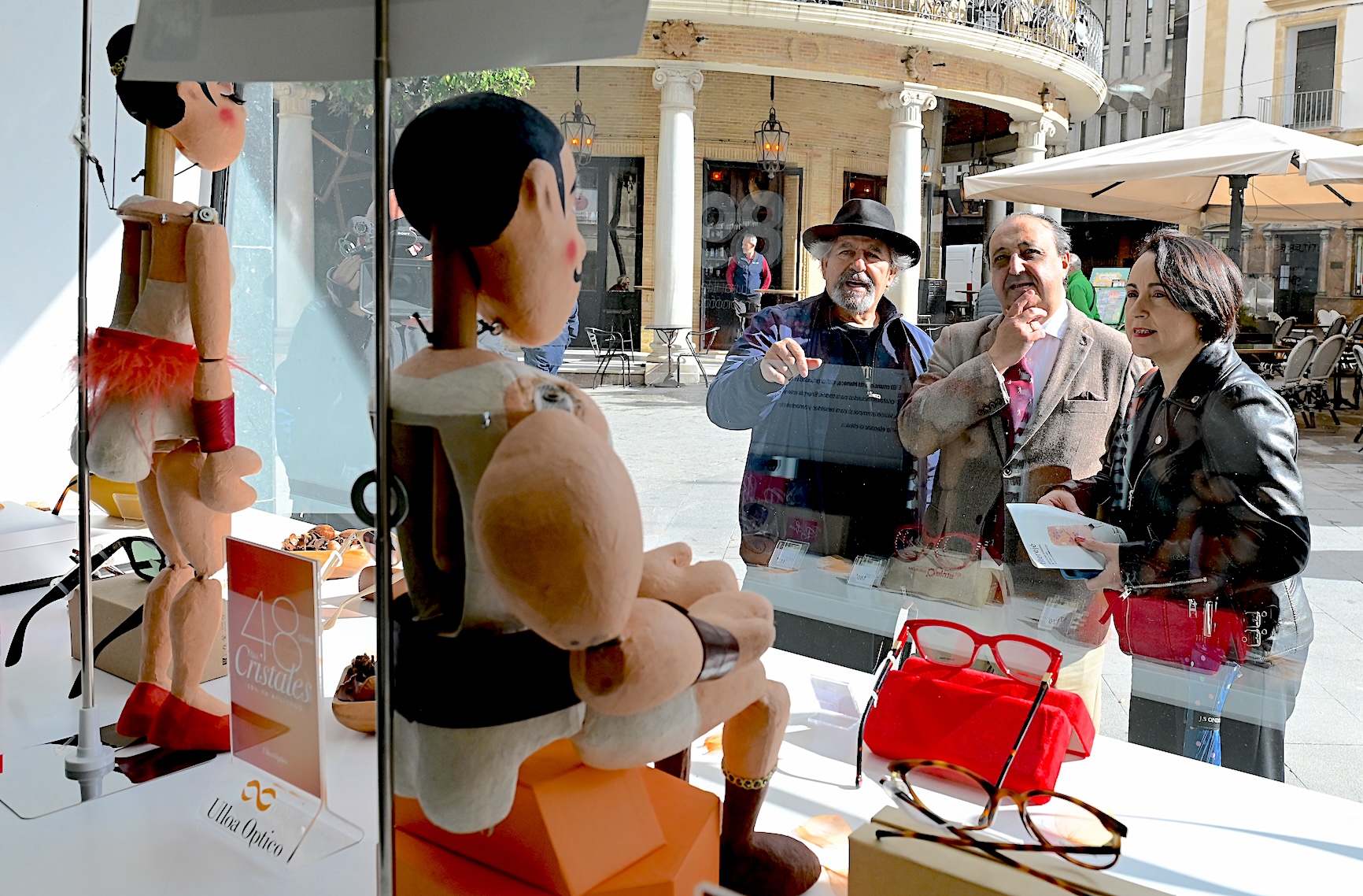 Nela García y paco Zurita visitan los escaparates que participan en la Muestra de Títeres