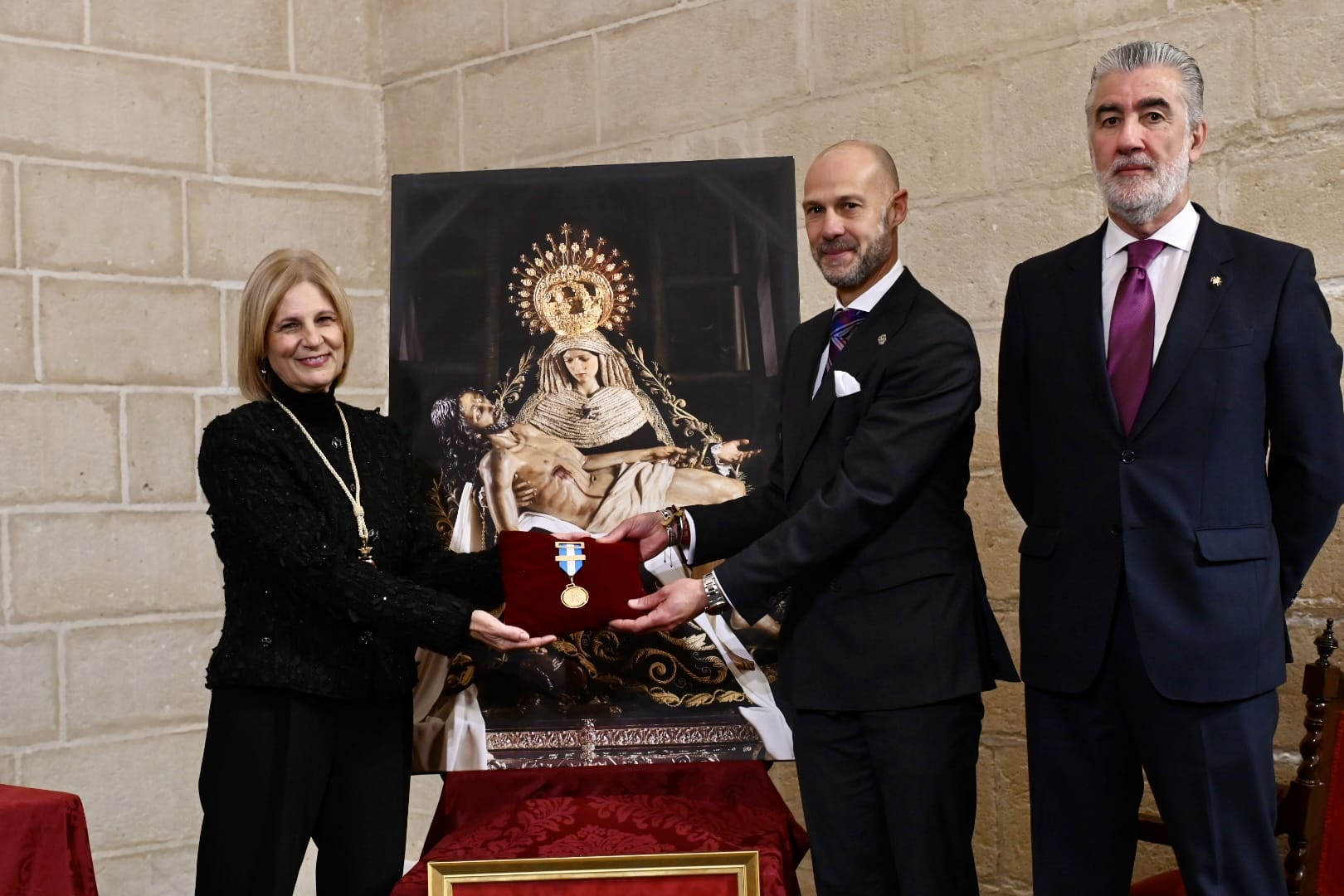La alcaldesa preside el Pleno solemne de entrega de la Medalla de Oro a la Virgen de las Angustias
