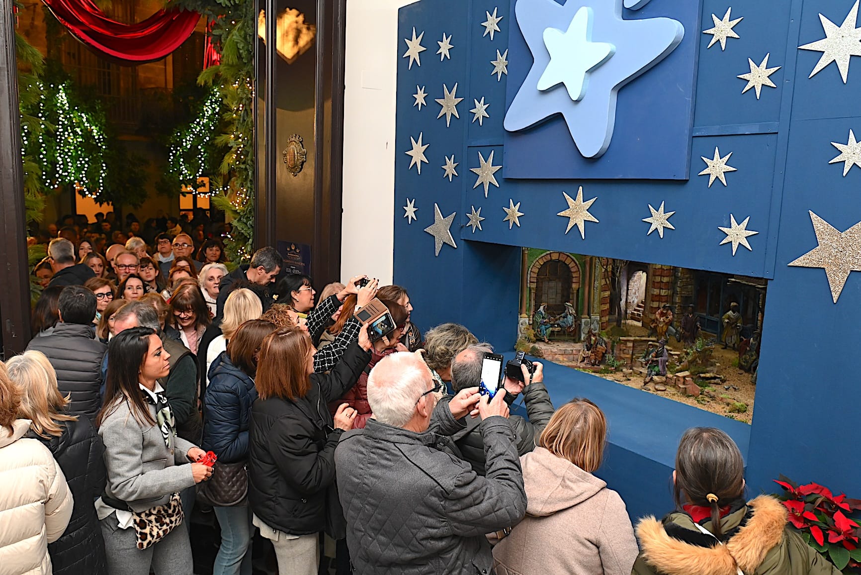 La alcaldesa inaugura el Belén del Ayuntamiento