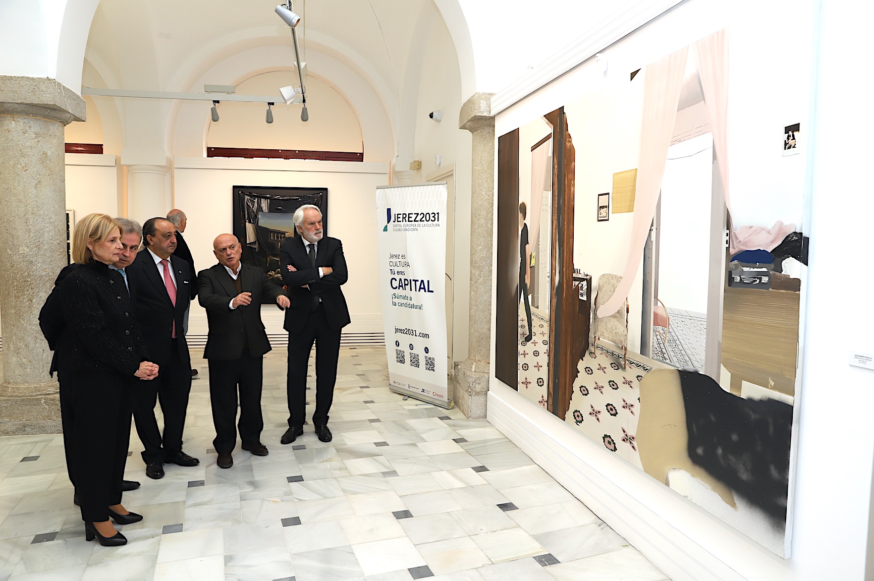 La alcaldesa visita la exposición 'Viento a favor' en Pescadería Vieja