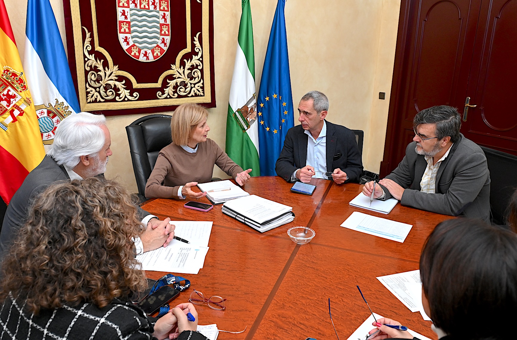 La alcaldesa ha mantenido un encuentro con los representantes de la Azucarera