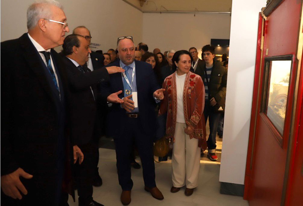 Paco Zurita y Nela García asisten a la inauguración de la exposición de belenes