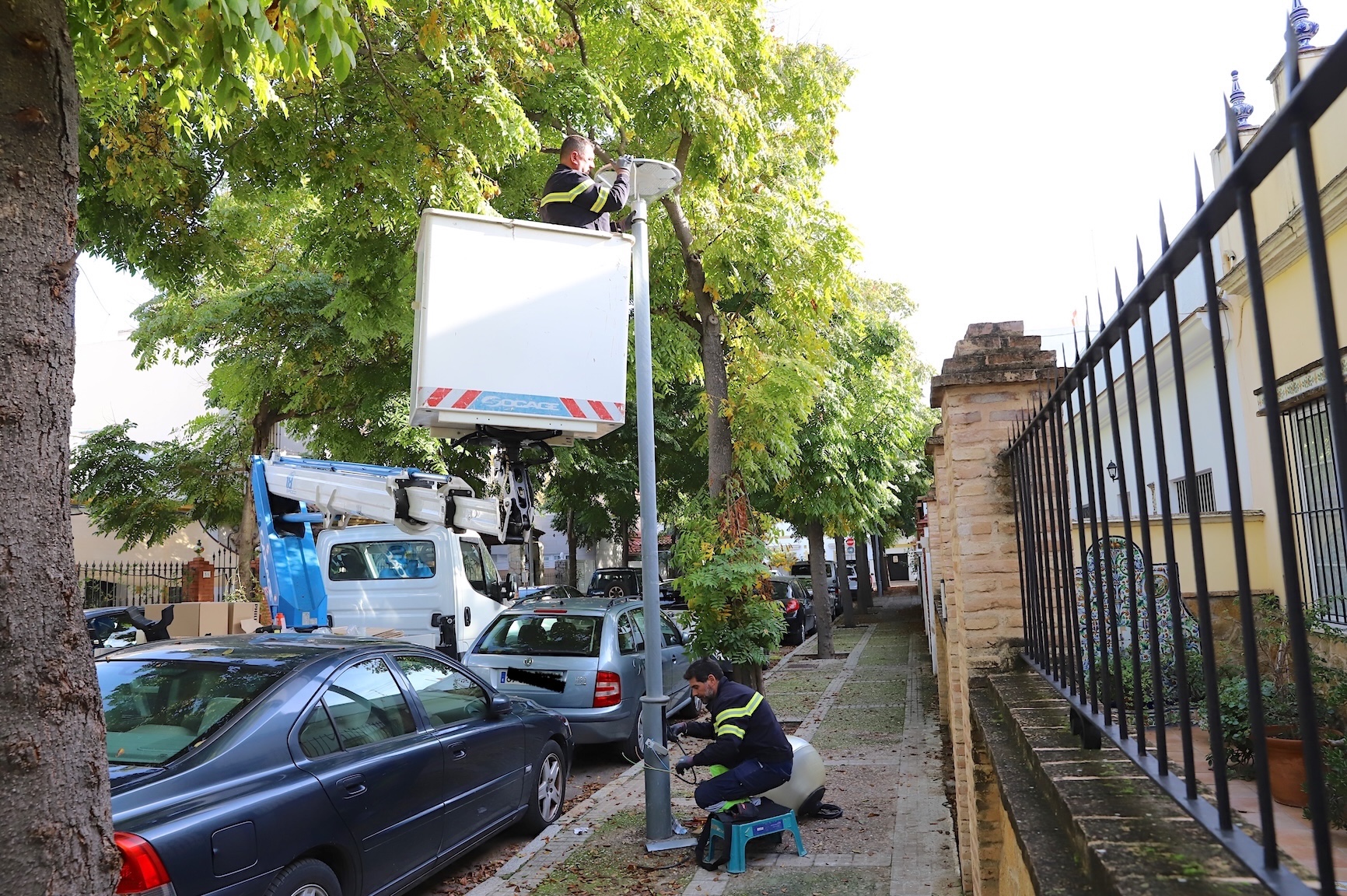 El Ayuntamiento está cambiando las luminarias de la barriada España