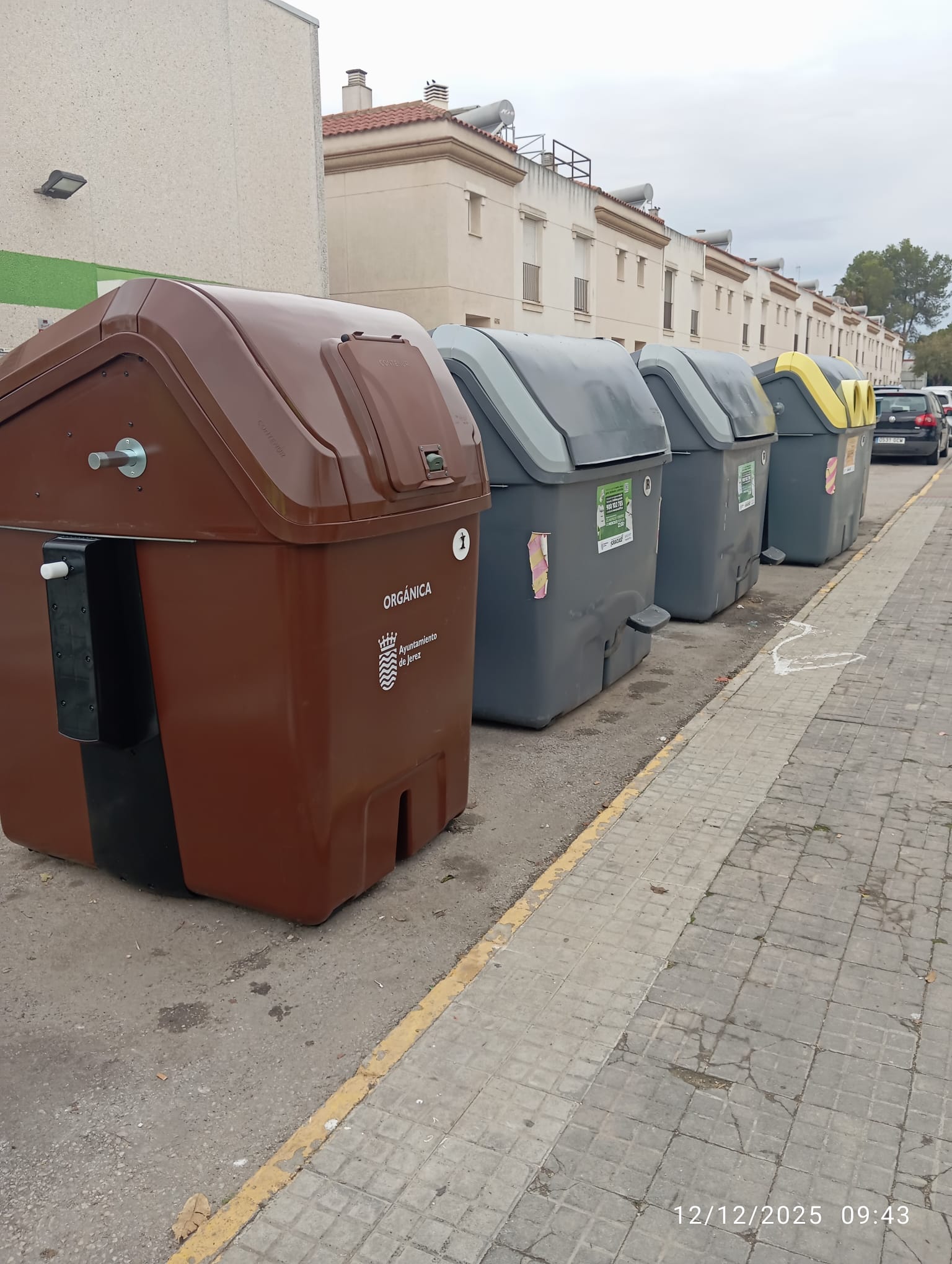 Ya se están instalando los nuevos contenedores marrones