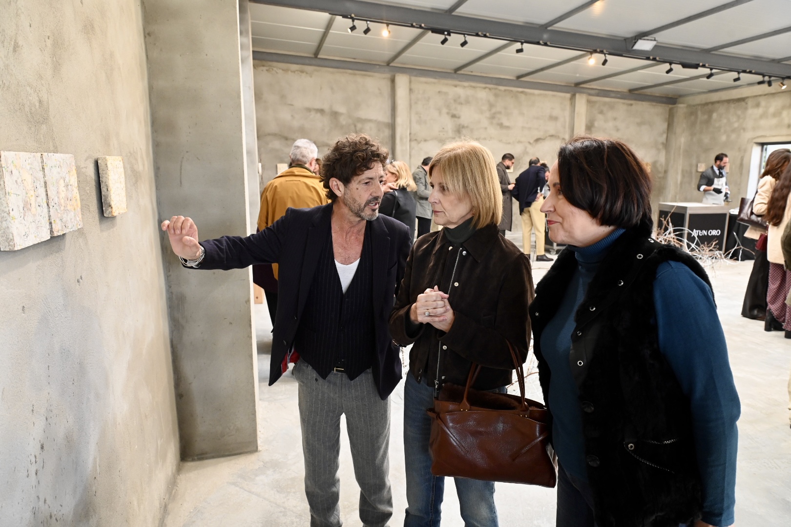 Alcaldesa asiste exposición Willi Márquez