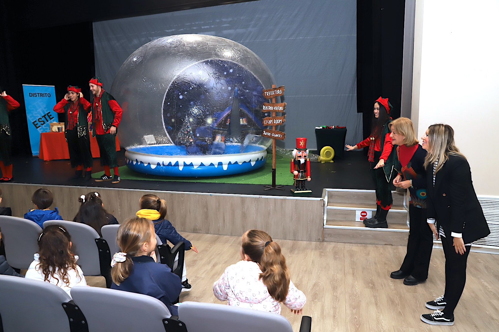 Carmen Pina visita a los escolares que participan en la Bola de Navidad