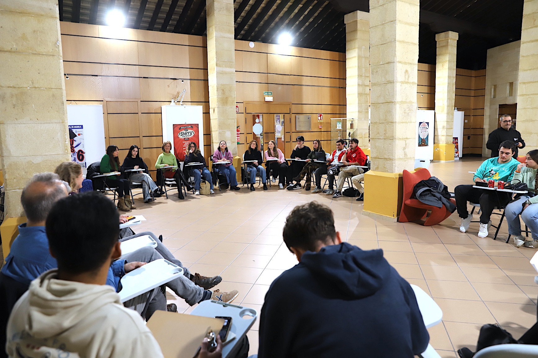 Carmen Pina preside una nueva sesión de la Mesa Local de Juventud