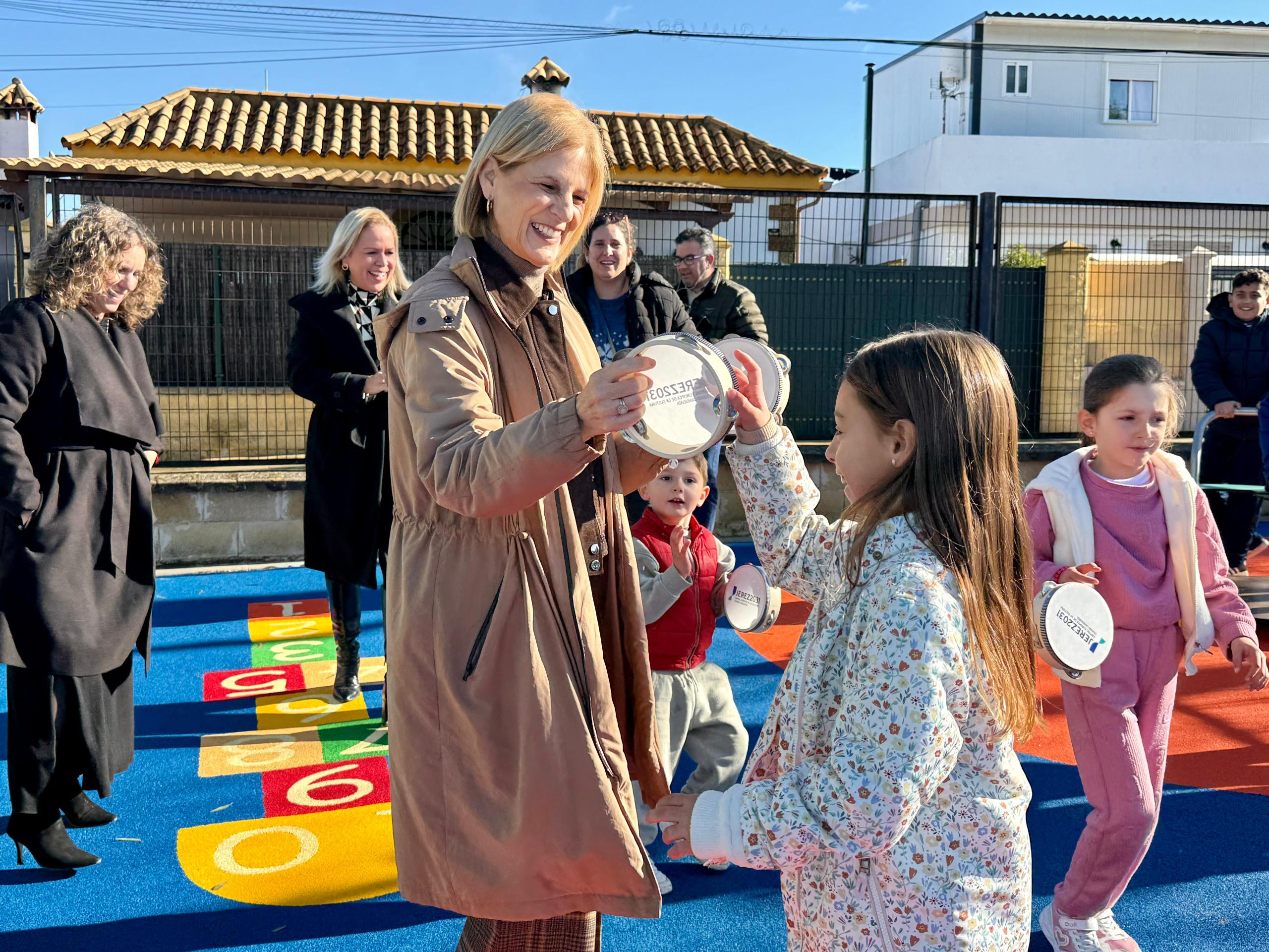 La alcaldesa inaugura el parque infantil de Las Pachecas