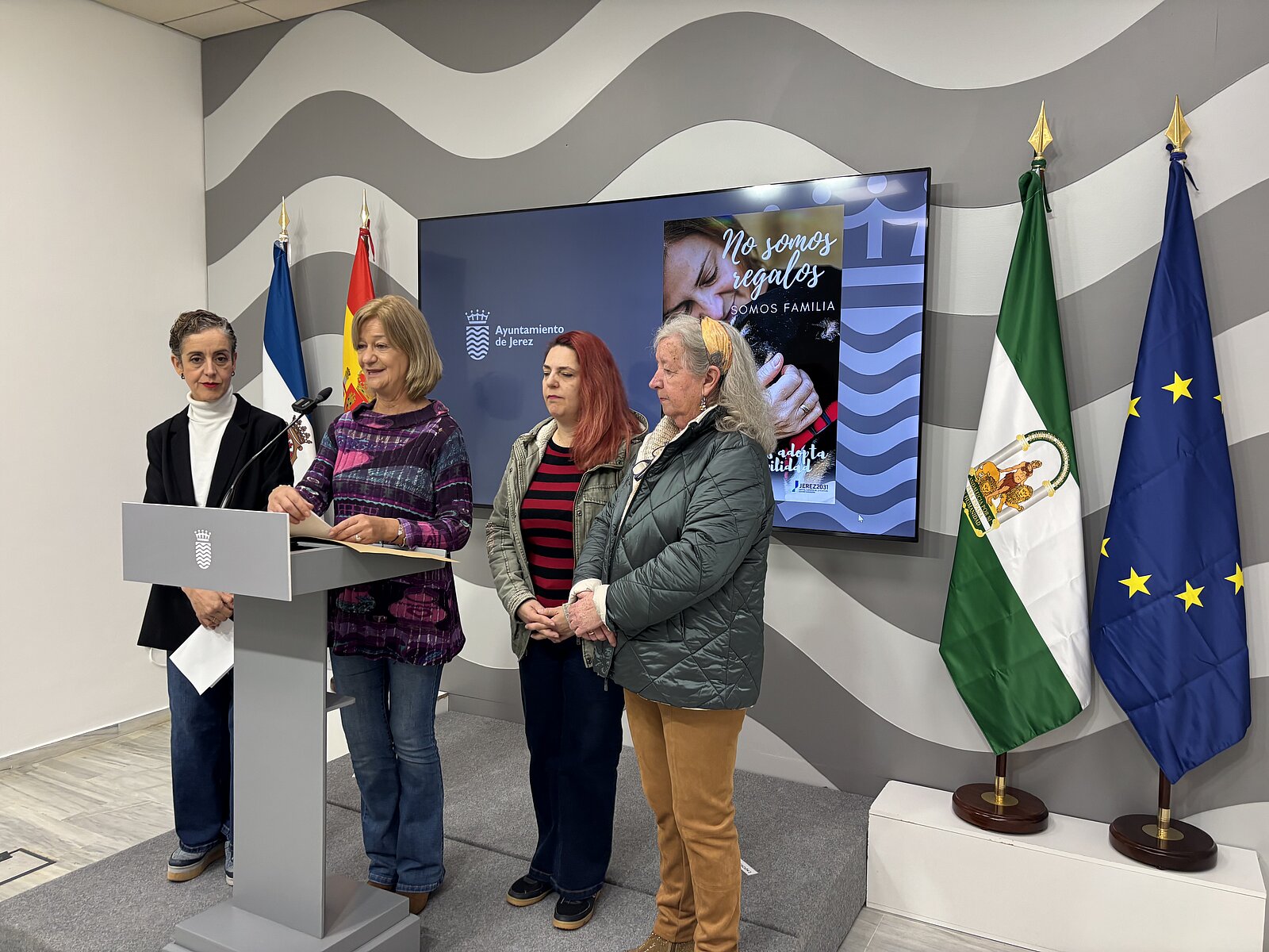 Carmen Pina presenta una campaña para impedir el abandono de las mascotas