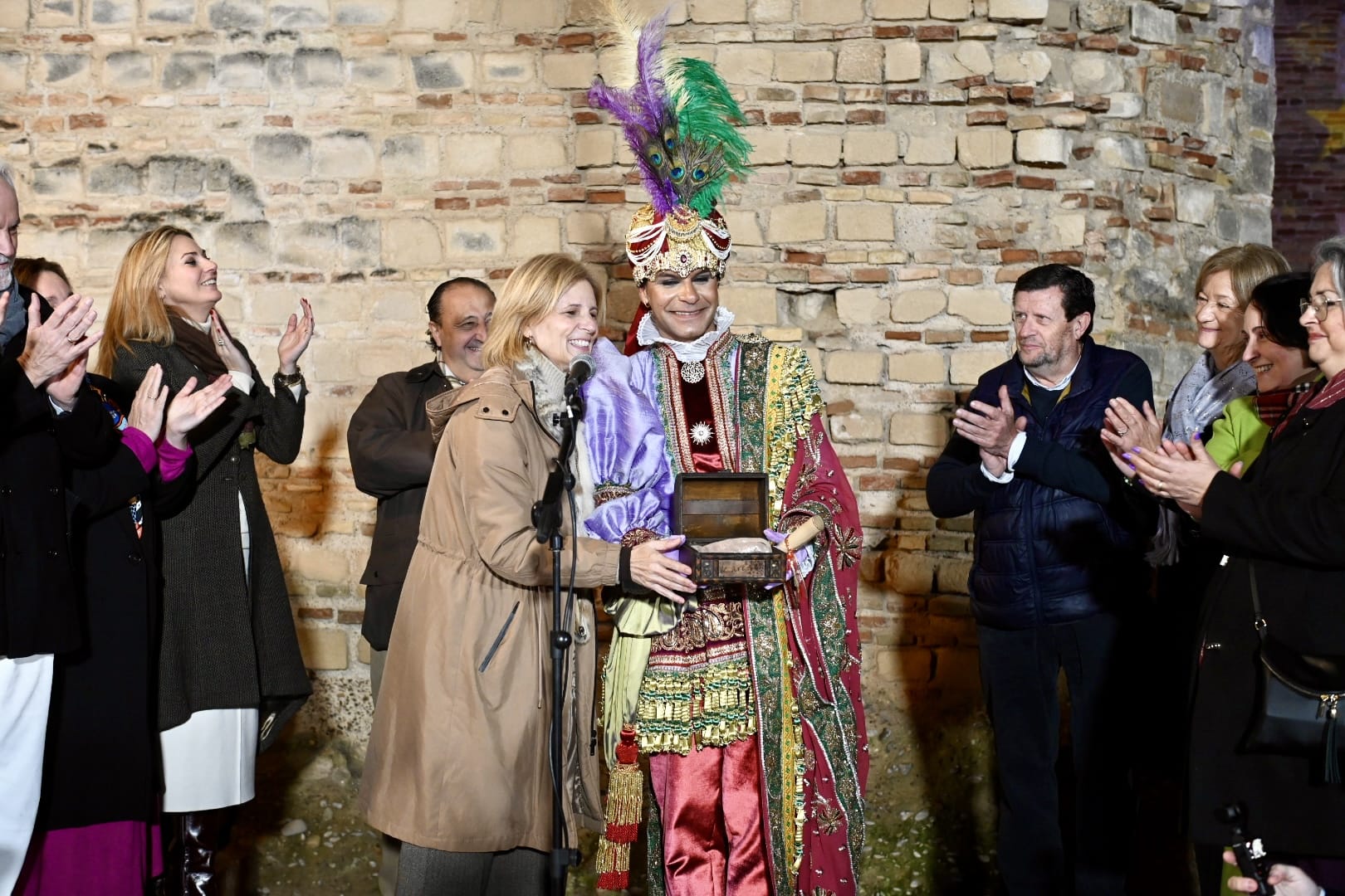 La alcaldesa recibe al Cartero Real en el Alcázar