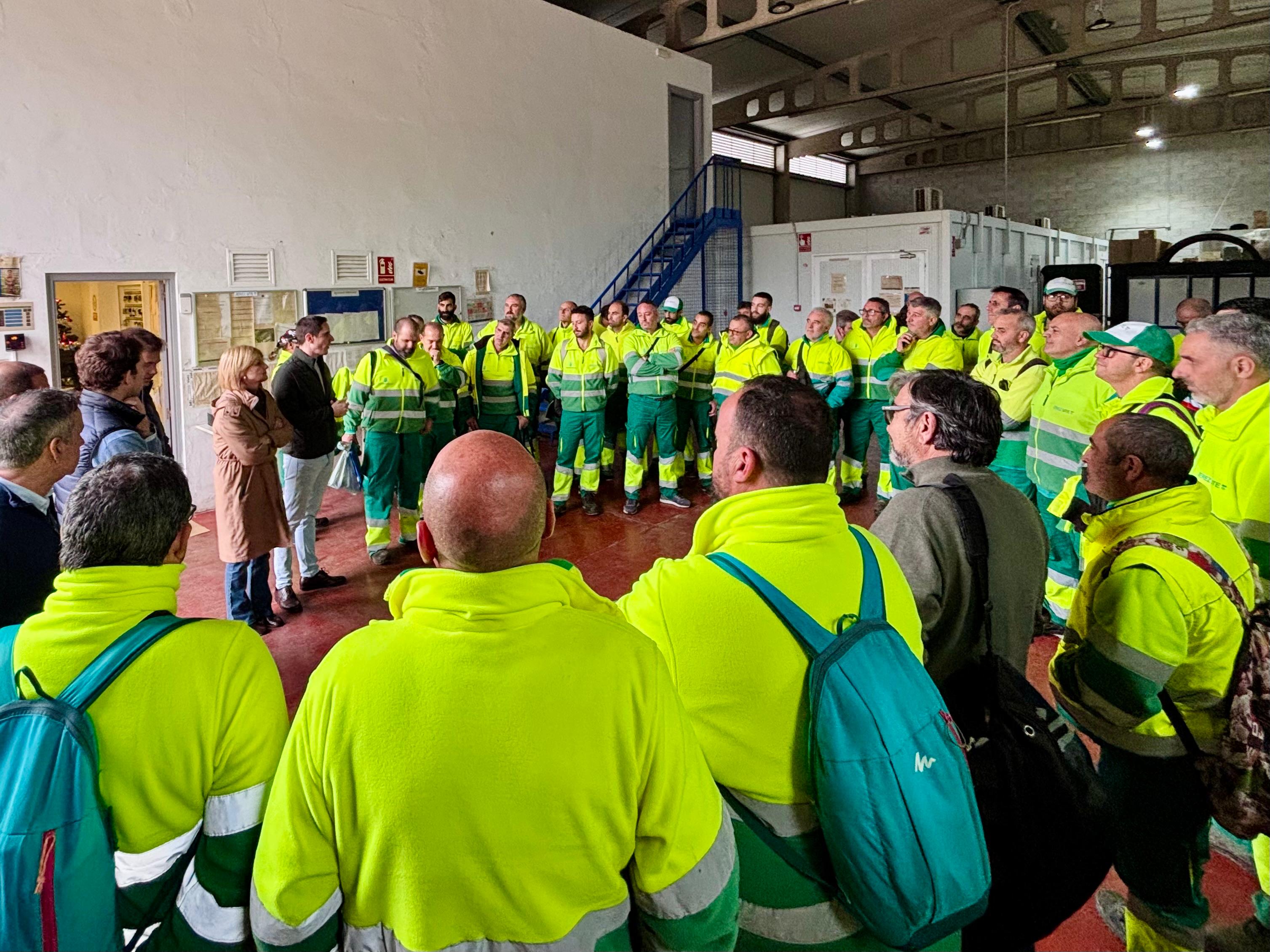 La alcaldesa ha felicitado a los trabajadores de los servicios públicos