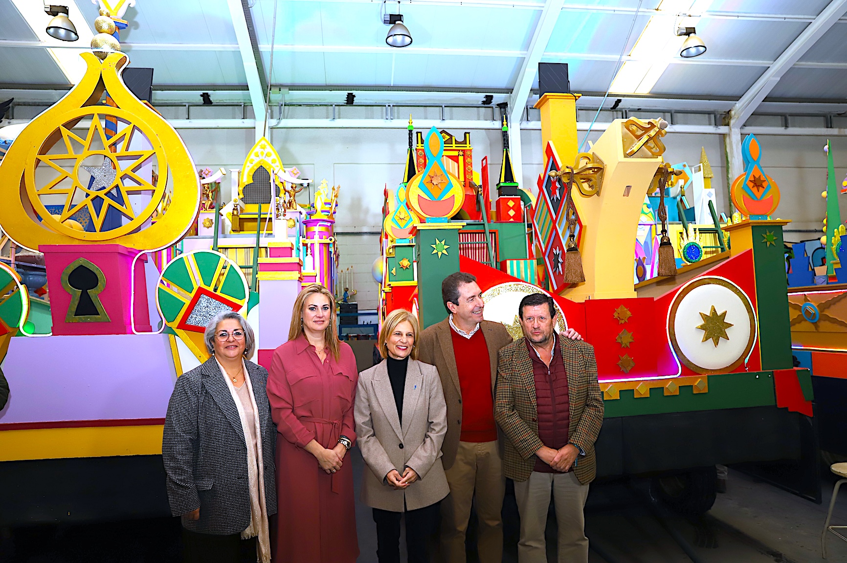 La alcaldesa ha visitado con los Reyes Magos sus carrozas