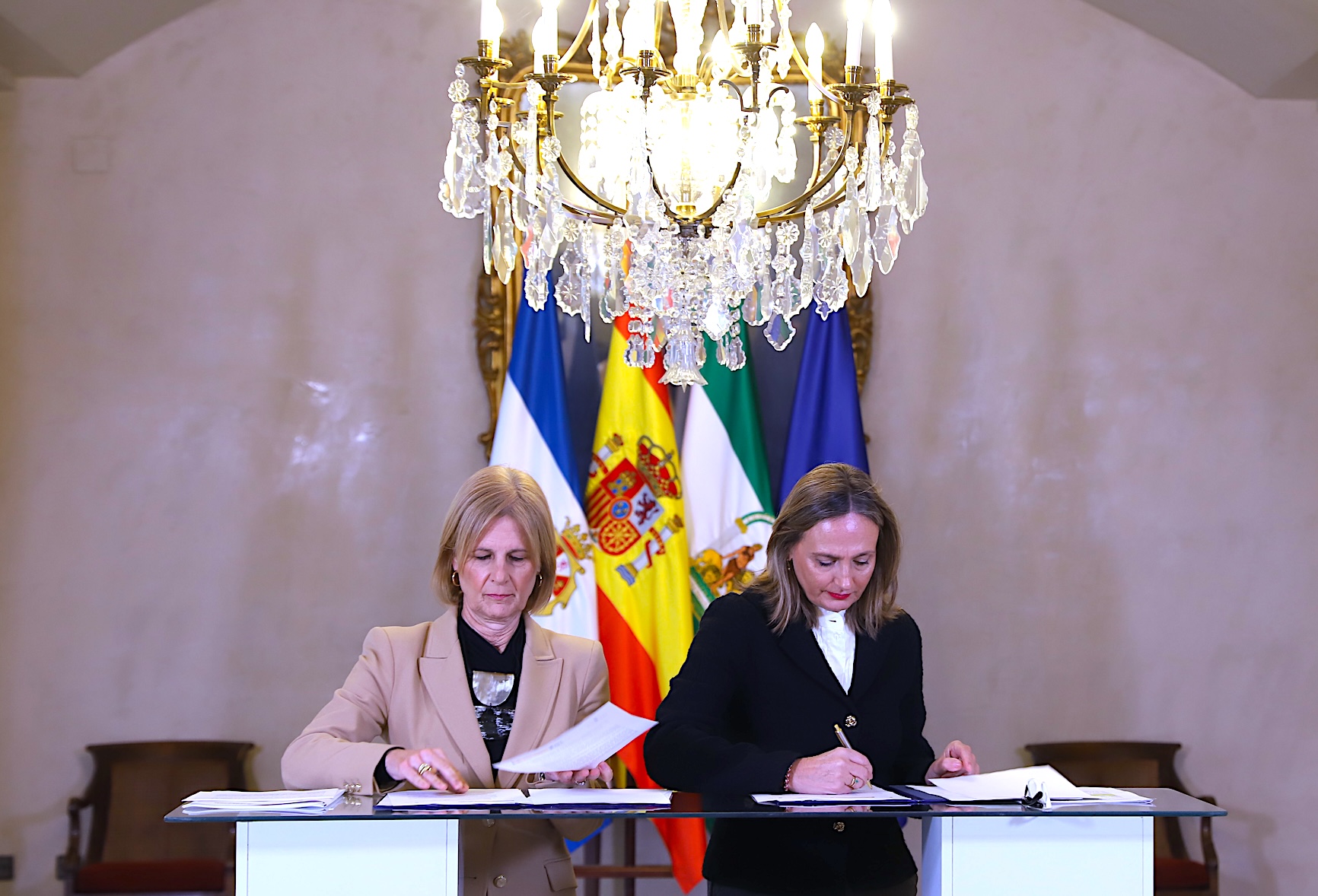 La alcaldesa firma un convenio con la DGT para garantizar la continuidad de los exámenes