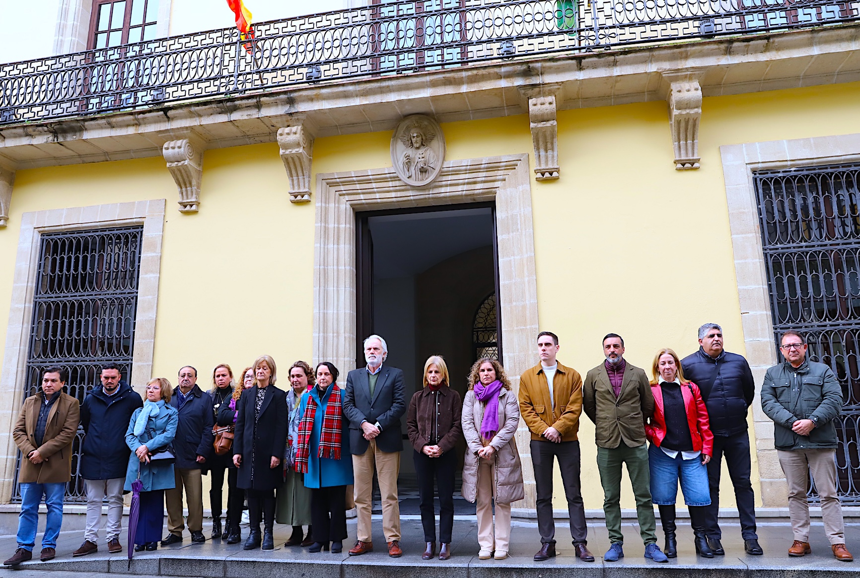 Minuto de silencio por la muerte de una mujer en Olvera