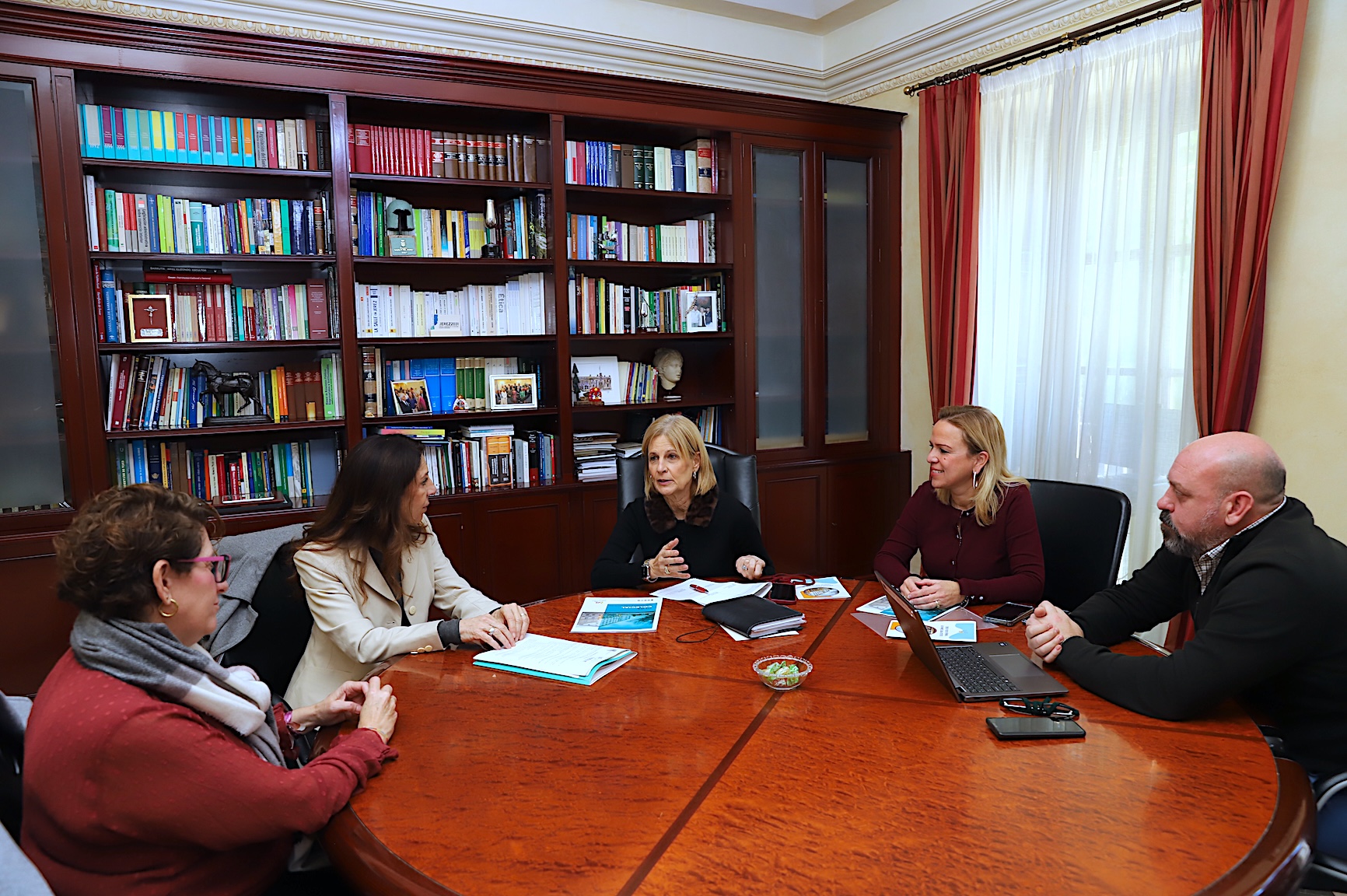 La alcaldesa se reúne con el Colegio de Trabajo Social de Cádiz
