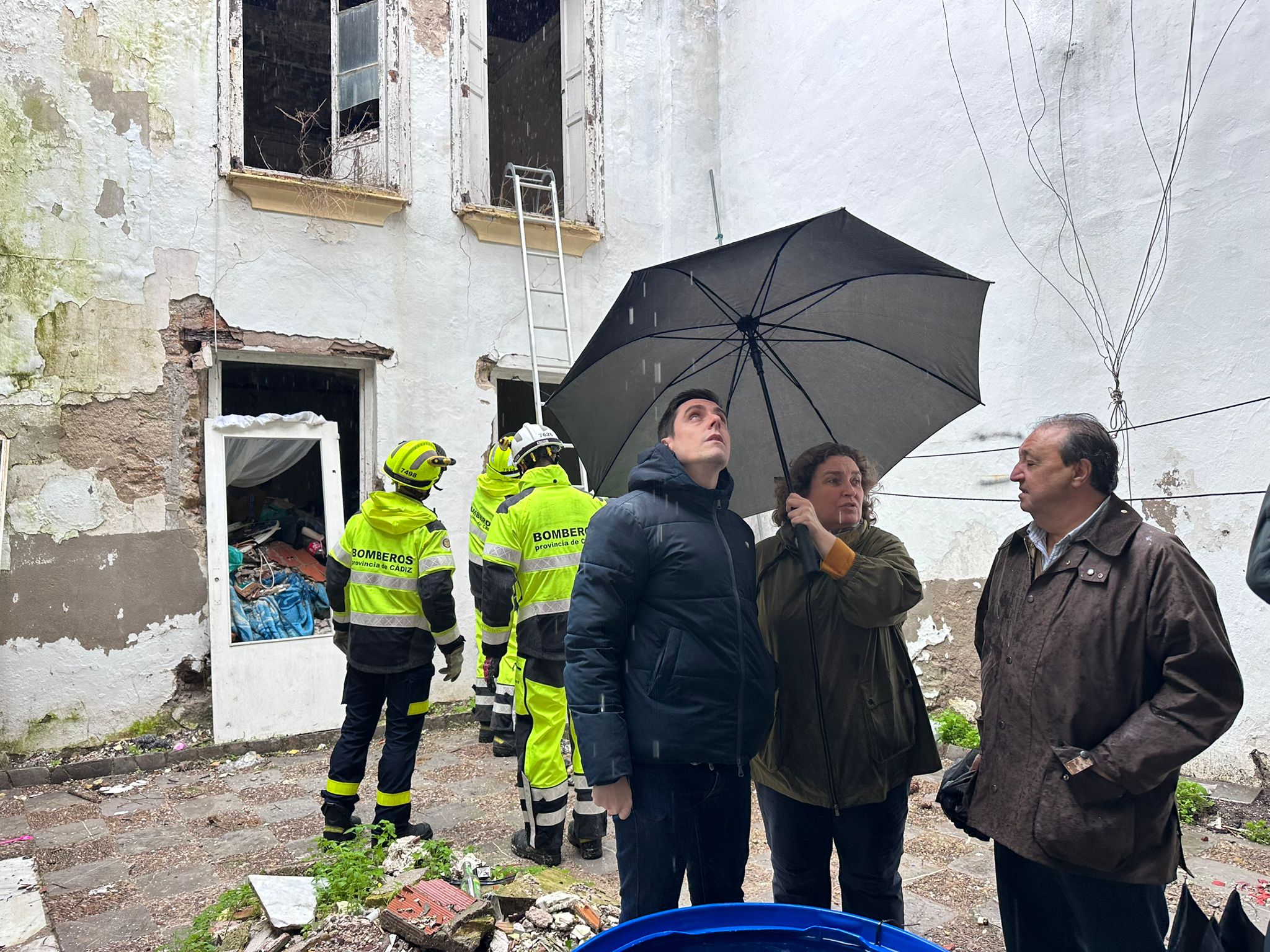 Jaime Espinar, Belén de la Cuadra y Paco Zurita se han desplazado hasta la calle Naranjas