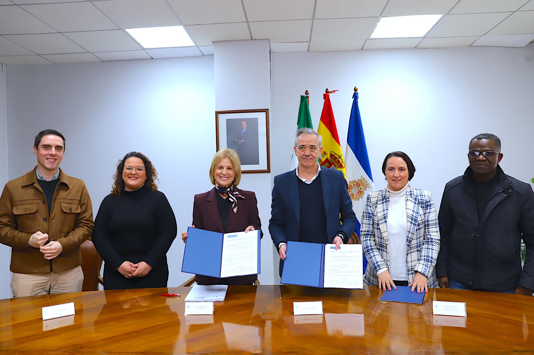 La alcaldesa ha firmado el contrato de limpieza de los colegios