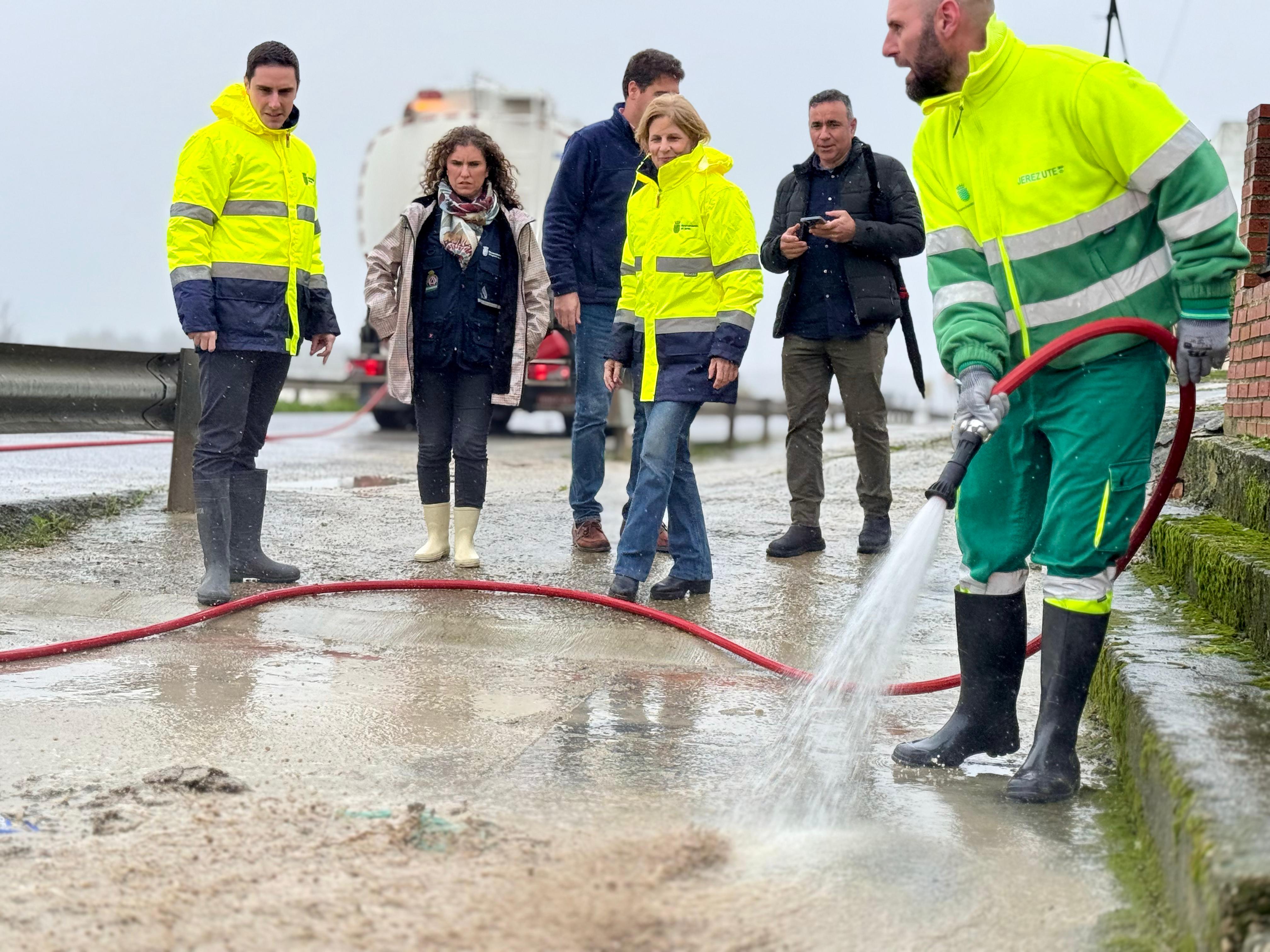 La alcaldesa visita los trabajos que se están realizando en La Ina