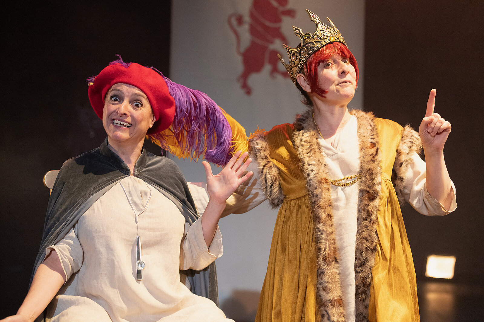 Las niñas de Cádiz presentan la Reina Brava