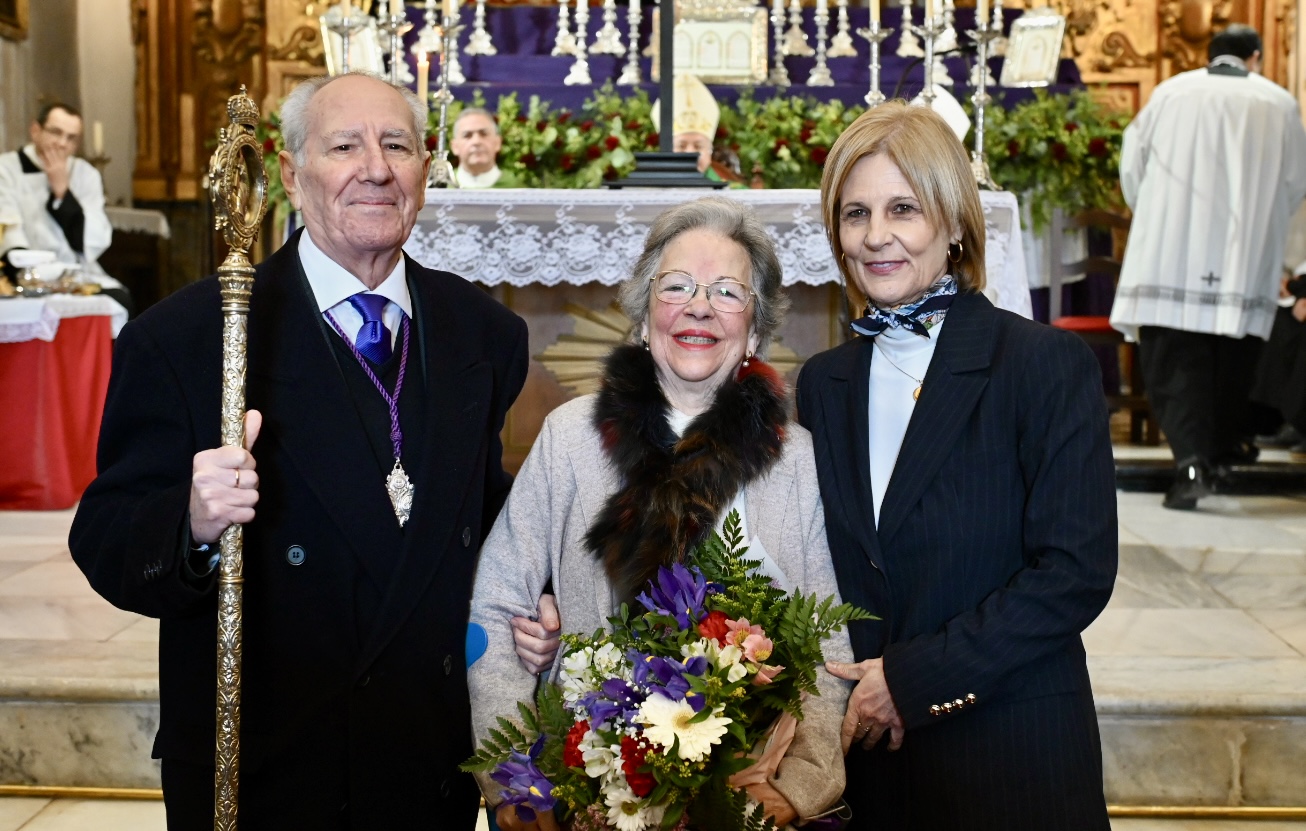 La alcaldesa ha felicitado a Pepe Castaño por su nombramiento como hermano mayor perpetuo del Nazareno