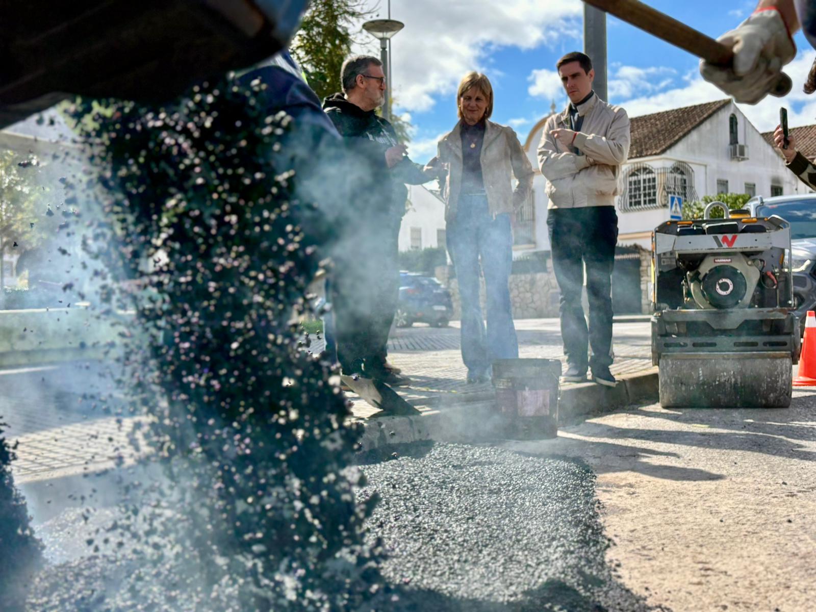 La alcaldesa supervisa los trabajos de bacheo