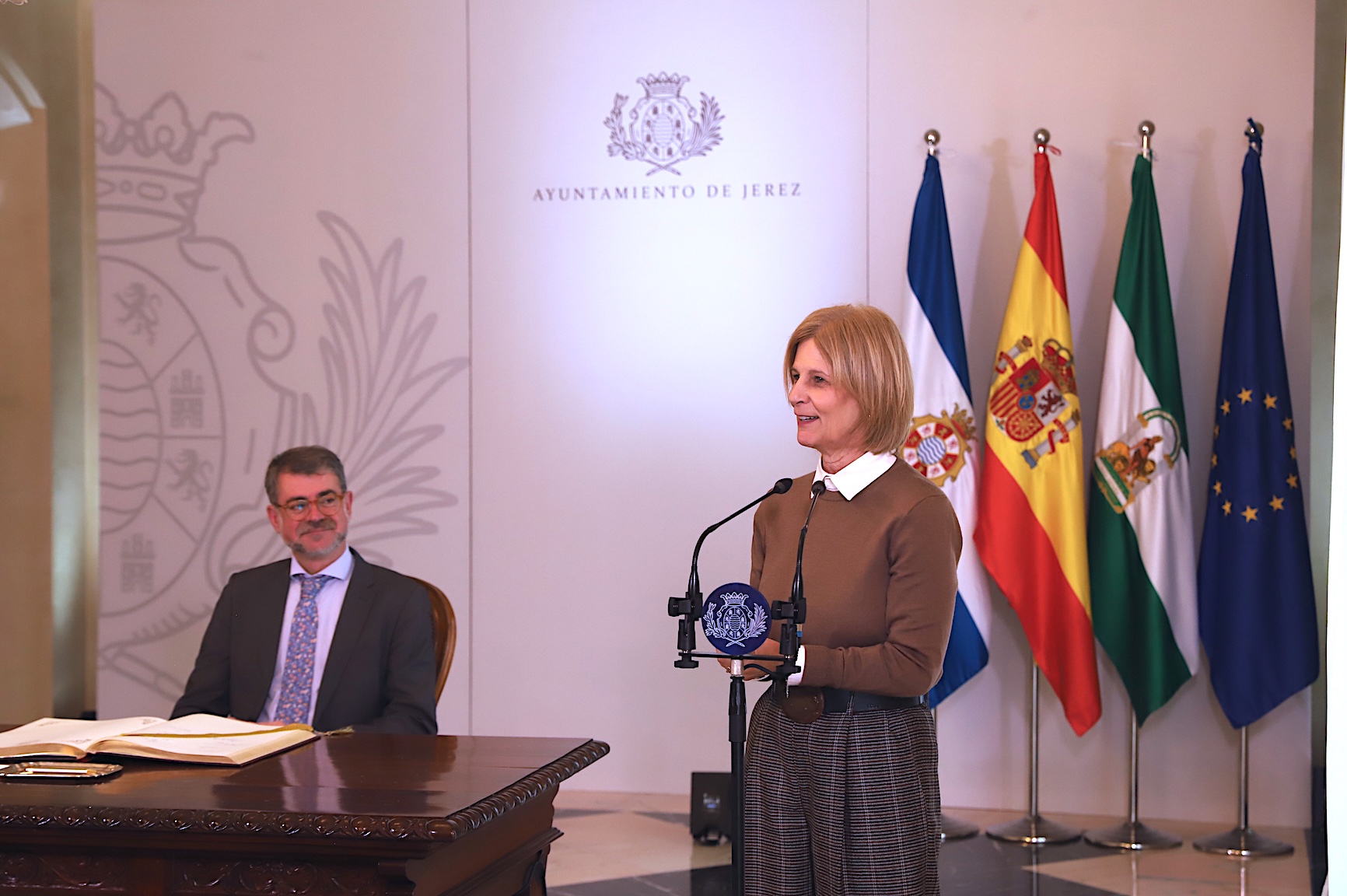 La alcaldesa ofrece una recepción al pregonero de la Semana Santa