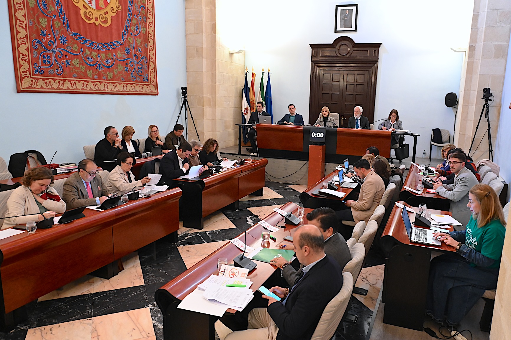 El Pleno felicita a dos mandos y varios agentes de la Policía Local