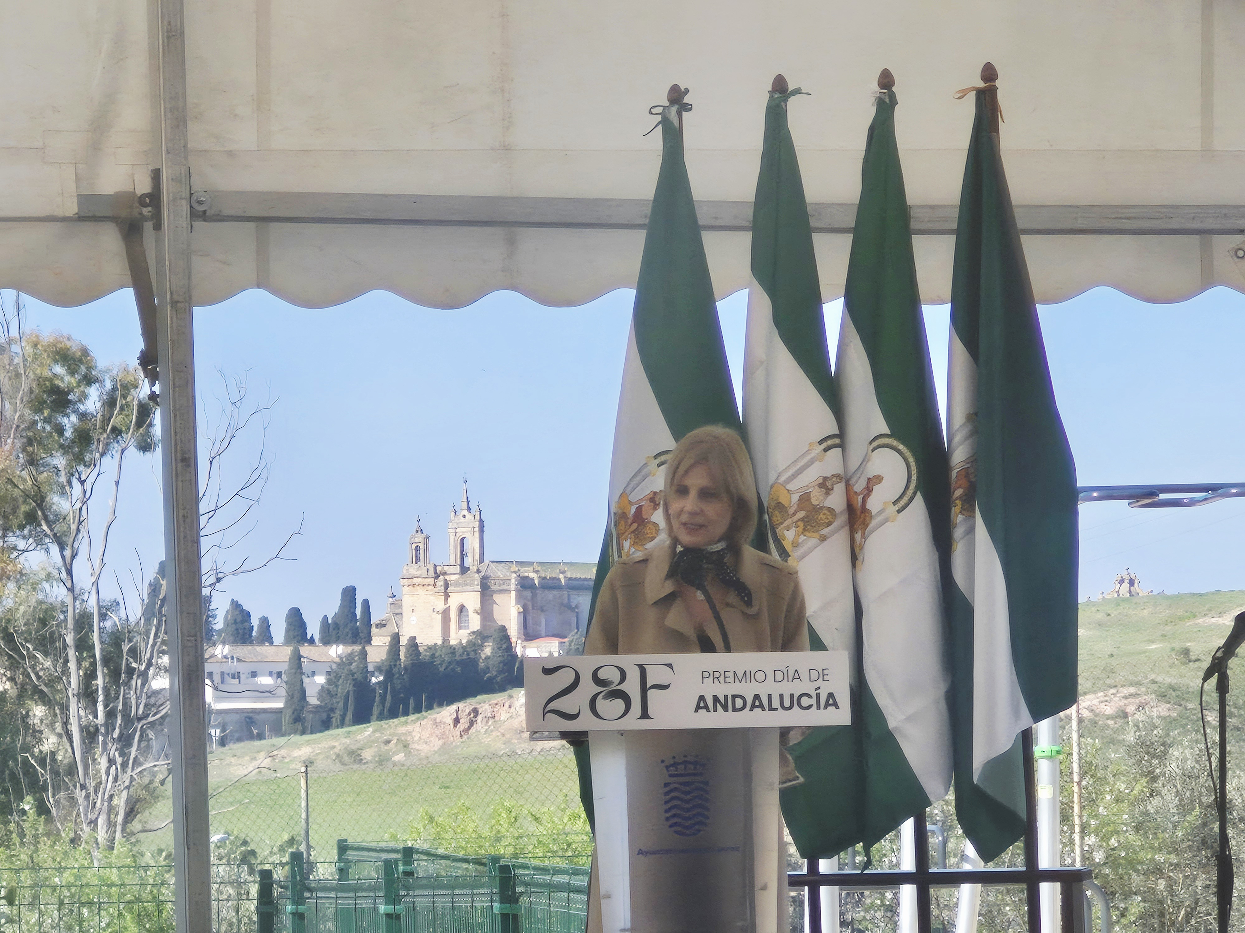 La alcaldesa anuncia que una rotonda llevará el nombre de Pepe Ballesteros