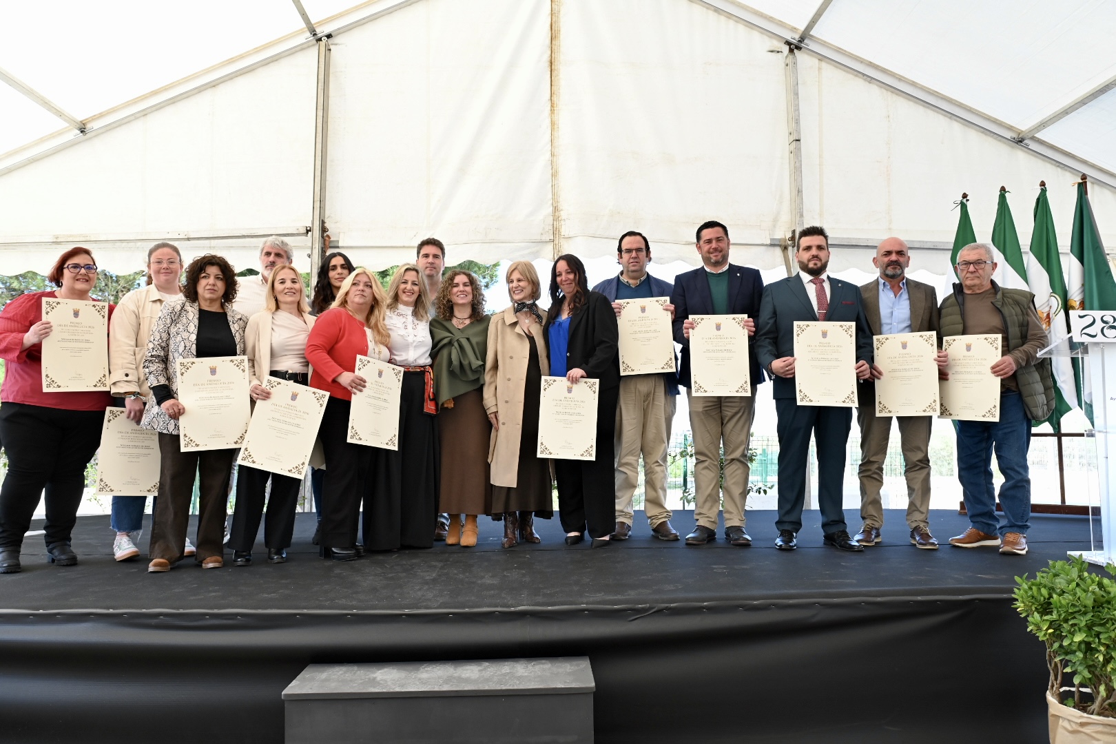 La alcaldesa entrega el premio del Día de Andalucía