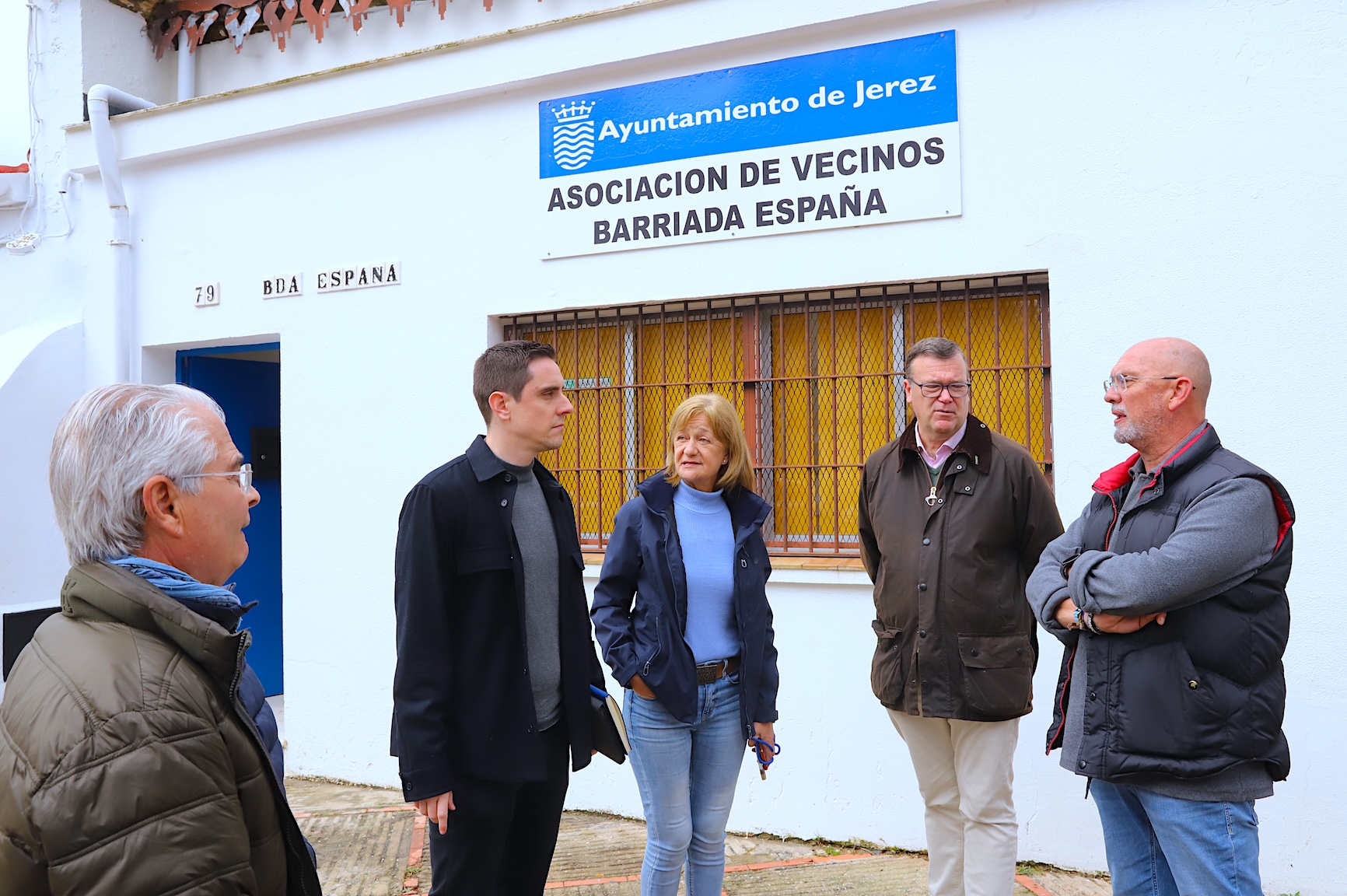 Jaime Espinar y Carmen Pina visitan el remodelado centro de barrio de la Barriada España