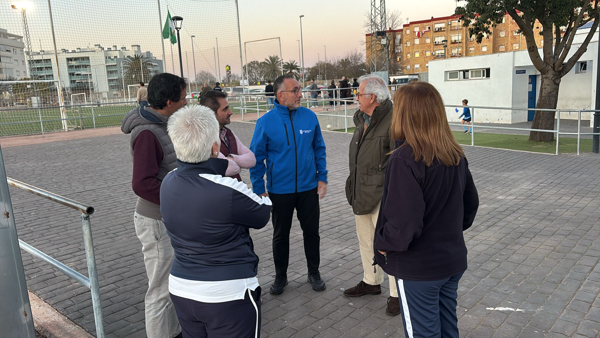Tomás Sampalo visita la Granja donde se está cambiando la luminaria