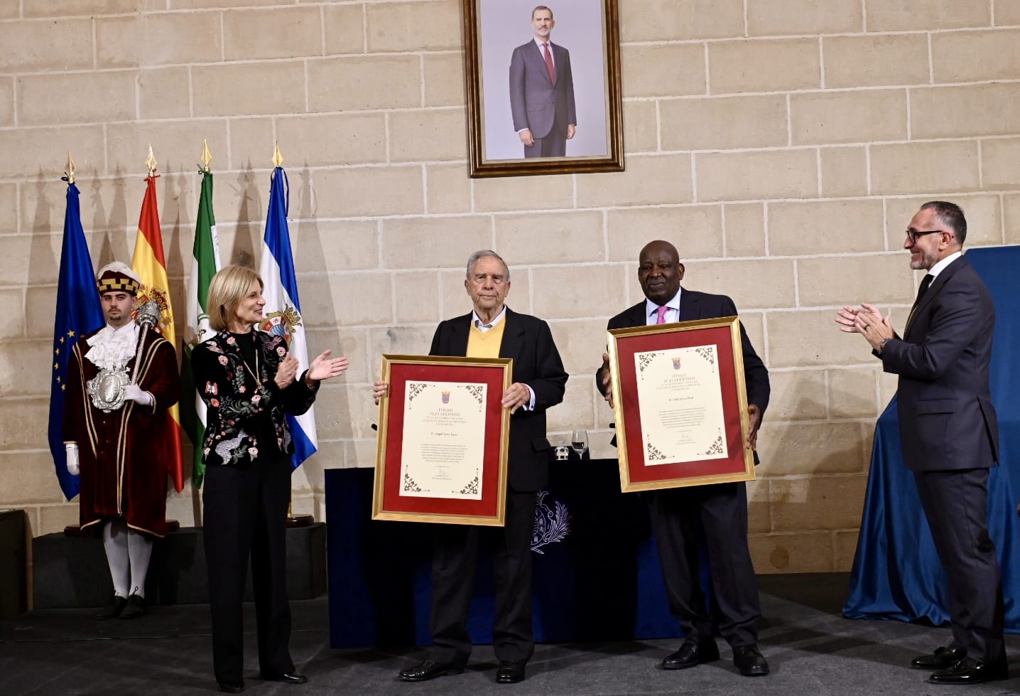 La alcaldesa preside el Pleno Solemne que nombra Hijos Adoptivos a los doctores Ángel León y Eddy Jean-Paul