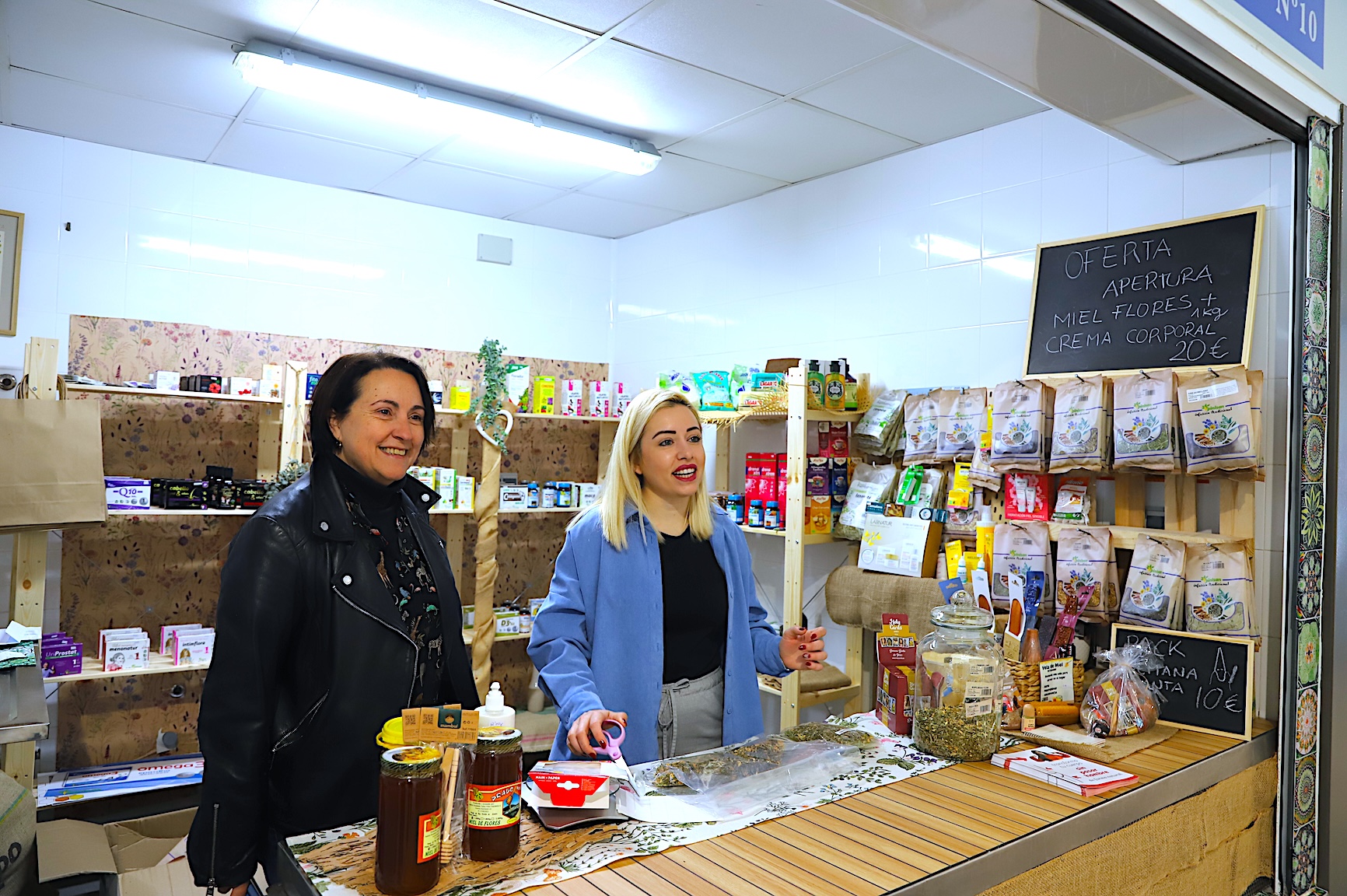 Nela García visita el nuevo puesto del Mercado Federico Mayo