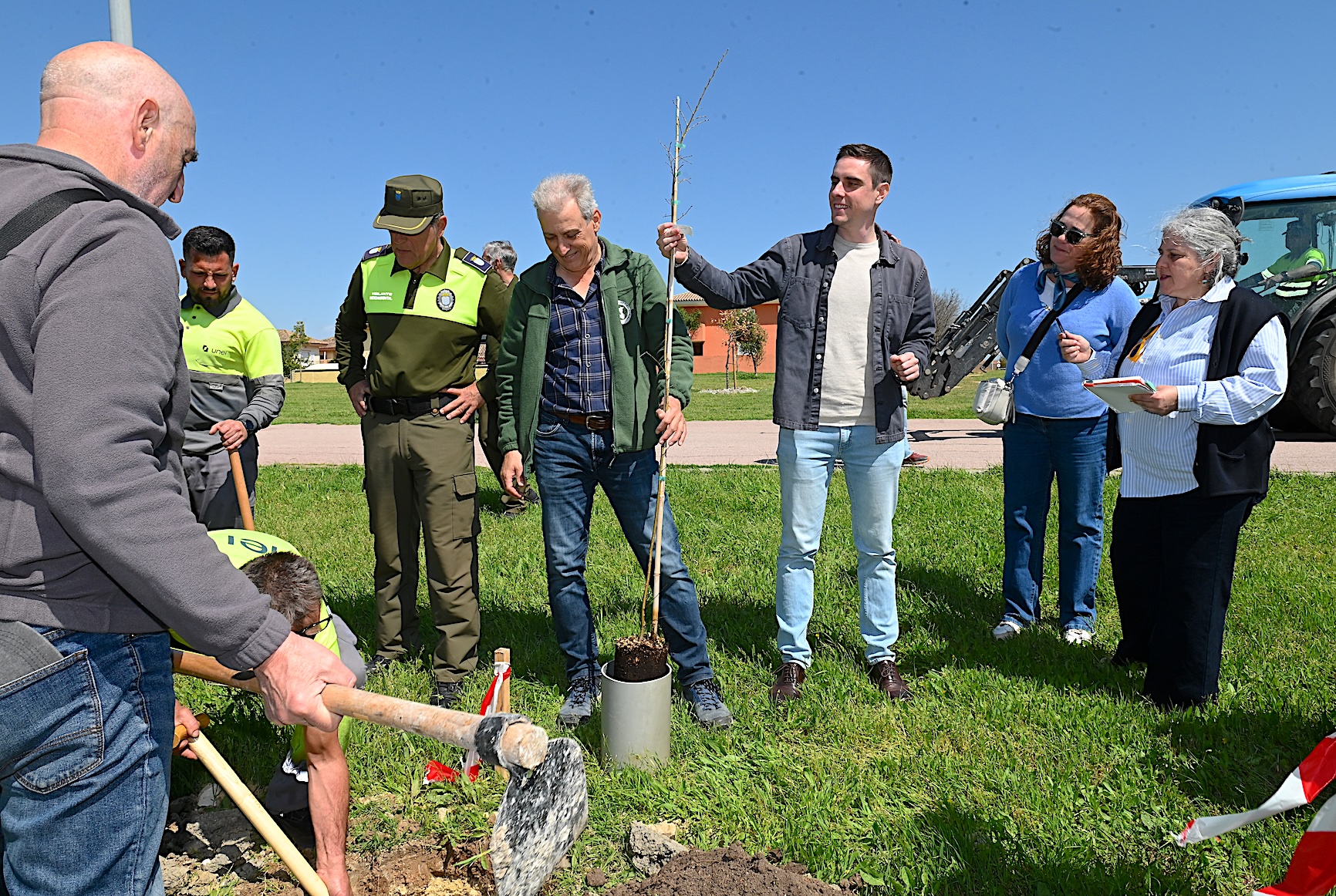 Jaime Espinar ha participado en la plantación de 5 olmos en la Laguna de Torrox