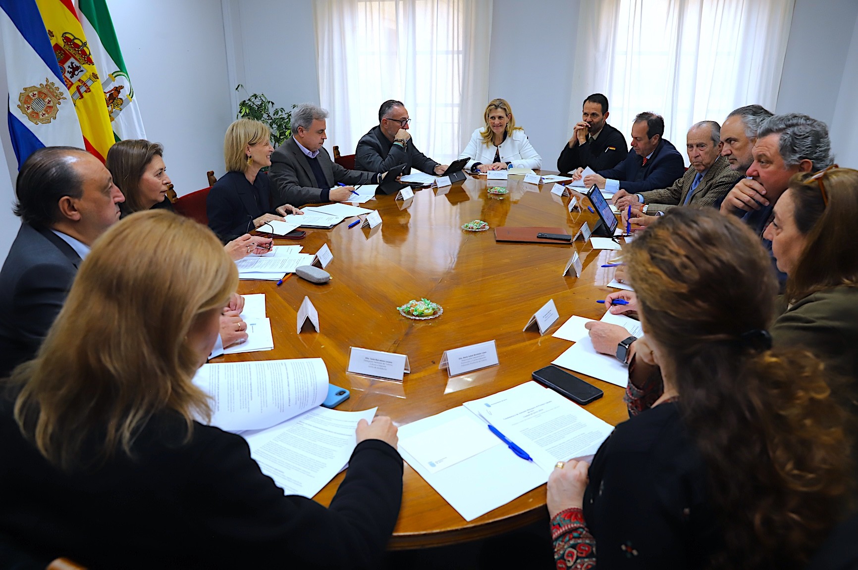 La alcaldesa preside la reunión del Caballo de Oro