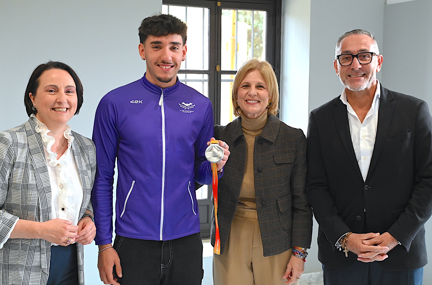 La alcaldesa saluda al subcampeón de salto con pértiga