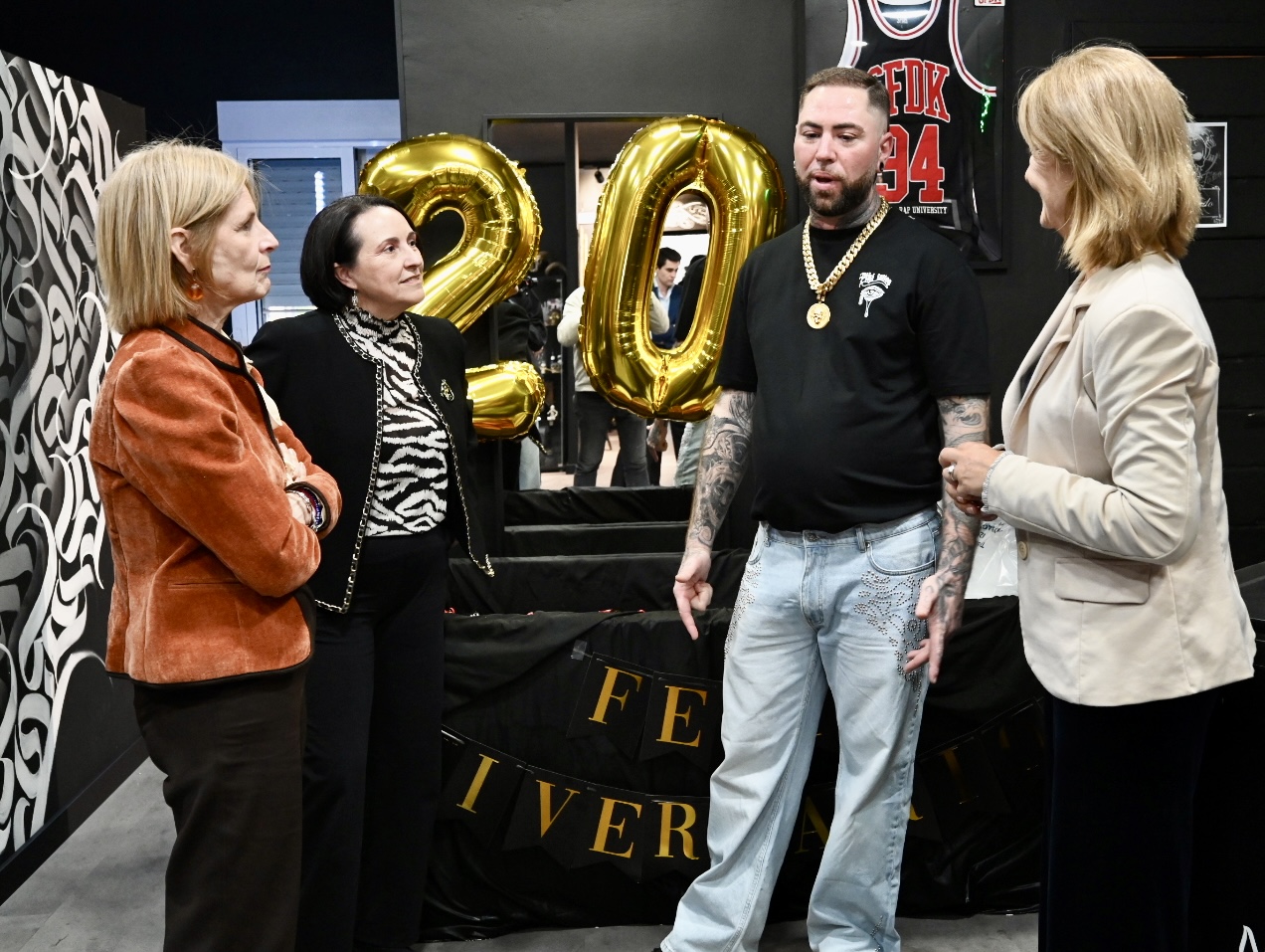 La alcaldesa felicita a Piki Tatoo por sus veinte años de profesionalidad